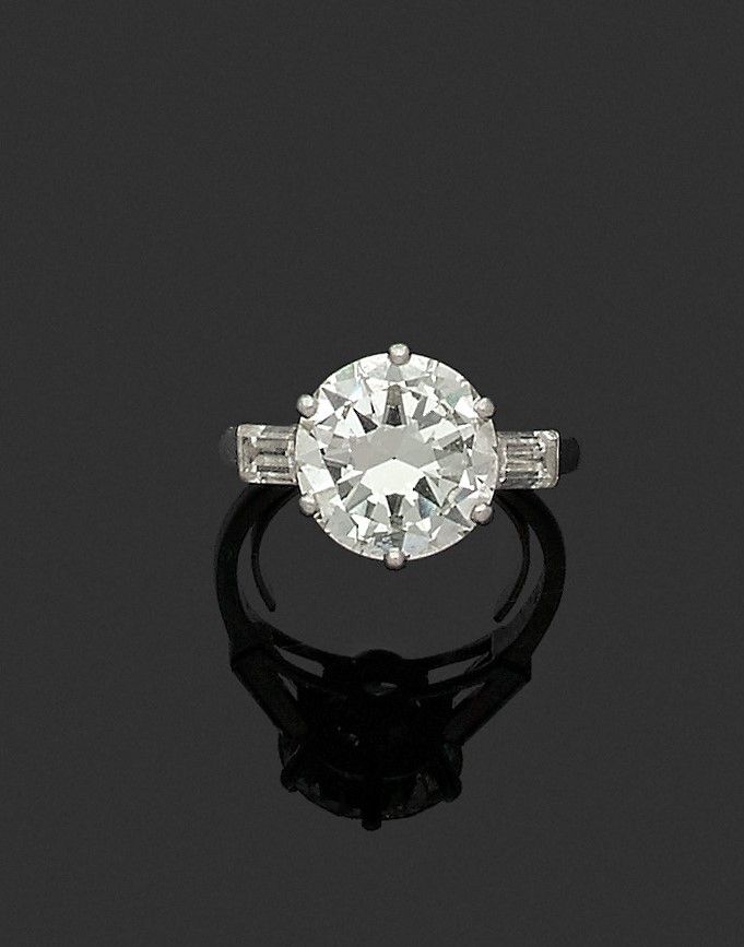 Null 
18K（750）白金戒指，镶嵌一颗明亮式切割钻石和两颗长方形钻石。

附有巴黎LFG公司2021年11月的证书。

破碎的设置。
钻石重量：约4.5&hellip;