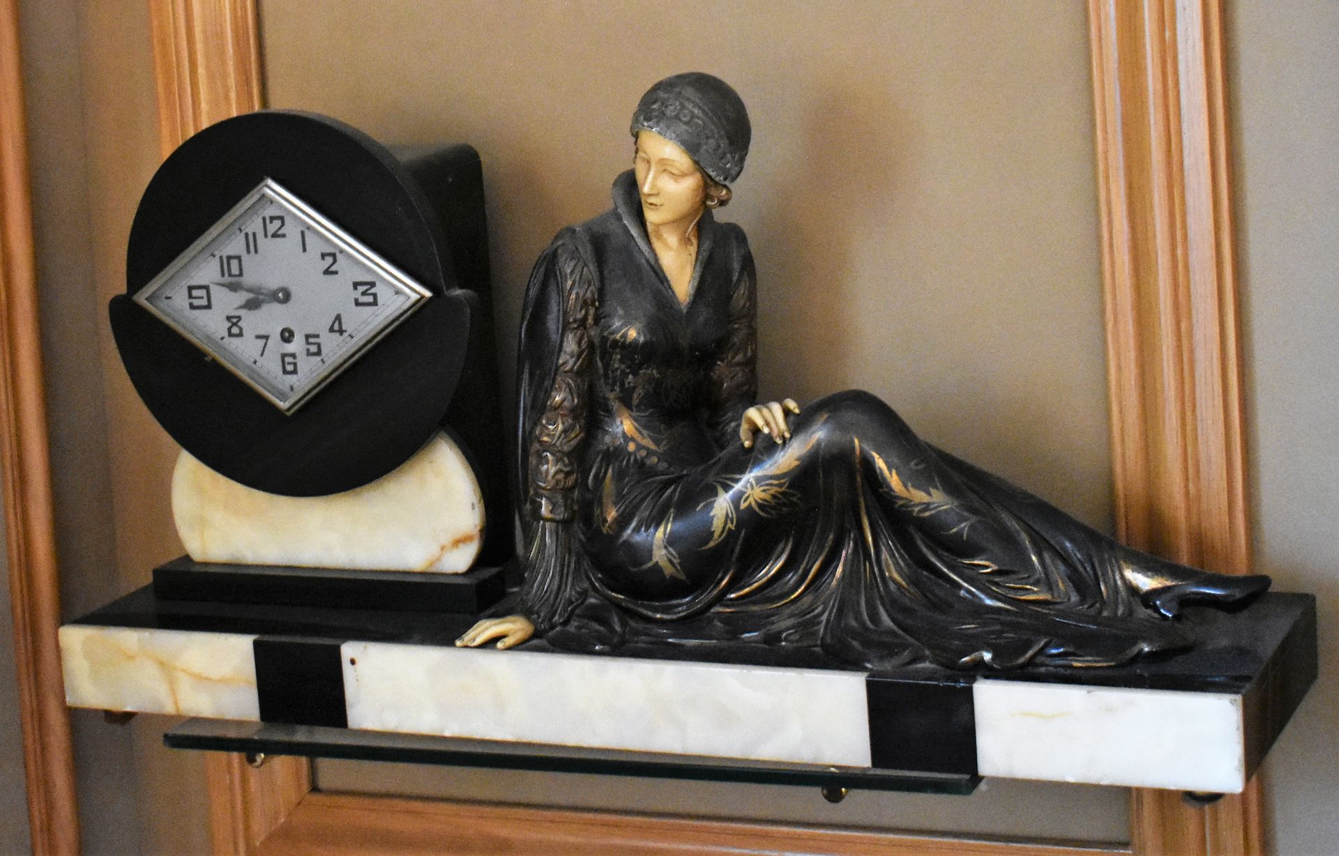 Null PENDULE borne en onyx, marbre noir, régule et bakélite : Femme assise. Cadr&hellip;