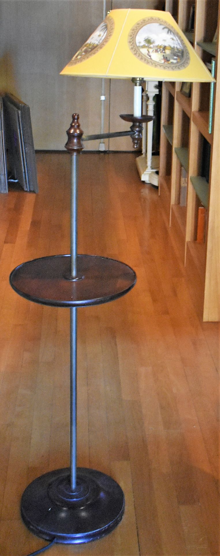Null 
LAMPADAIRE guéridon articulé aus gebeiztem Holz und Messing. H. 125 cm