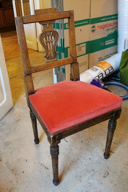 Null 四把胡桃木靠背椅和两把软垫椅。1800年左右的奥地利作品。