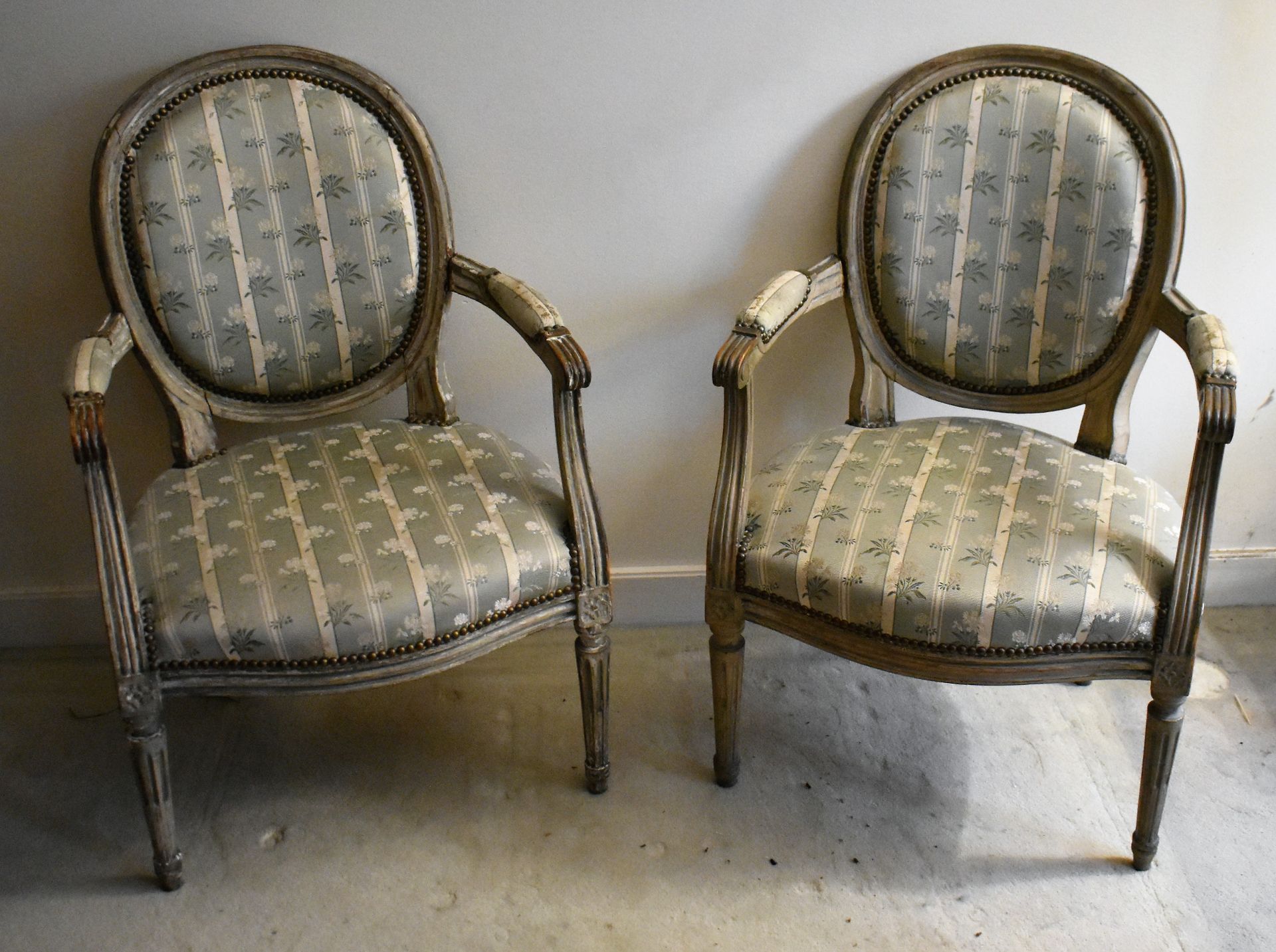 Null 两把灰色漆木扶手椅，其中一把是路易十六时期的。绿色的丝绸。