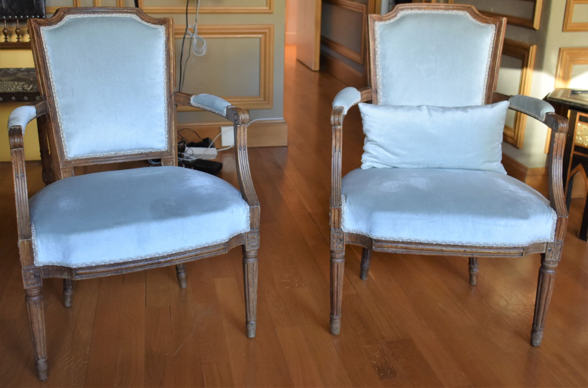 Null 一对天然木制的连帽扶手椅，凹槽锥形腿。18世纪晚期。高度84厘米