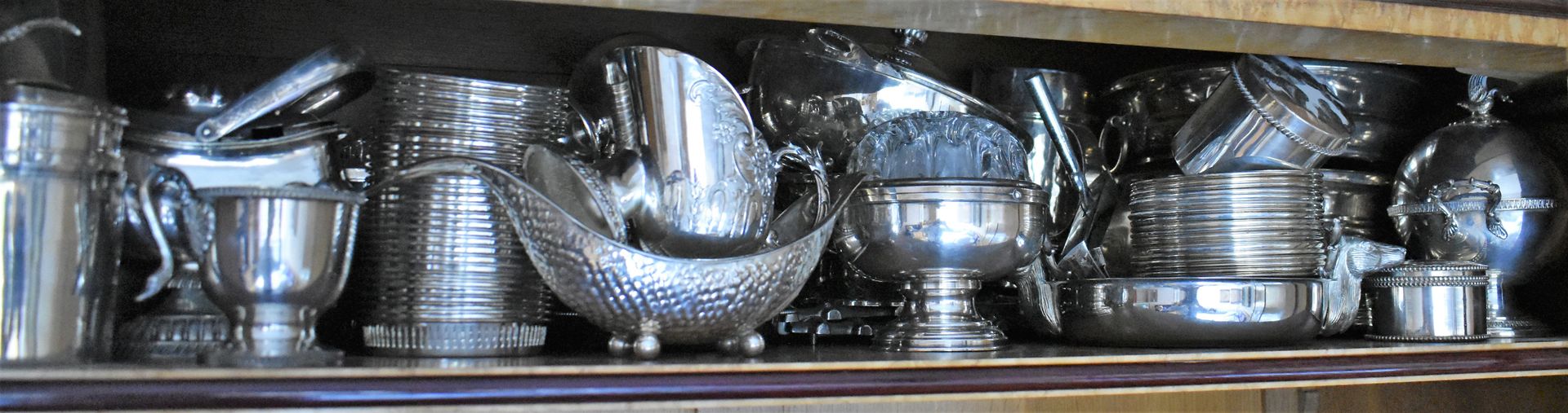 Null 大量的镀银金属：水壶，暖碟，大盘子，瓶桶，糖碗，有盖高脚杯，众多的桌子配件，利口酒杯和杂物。