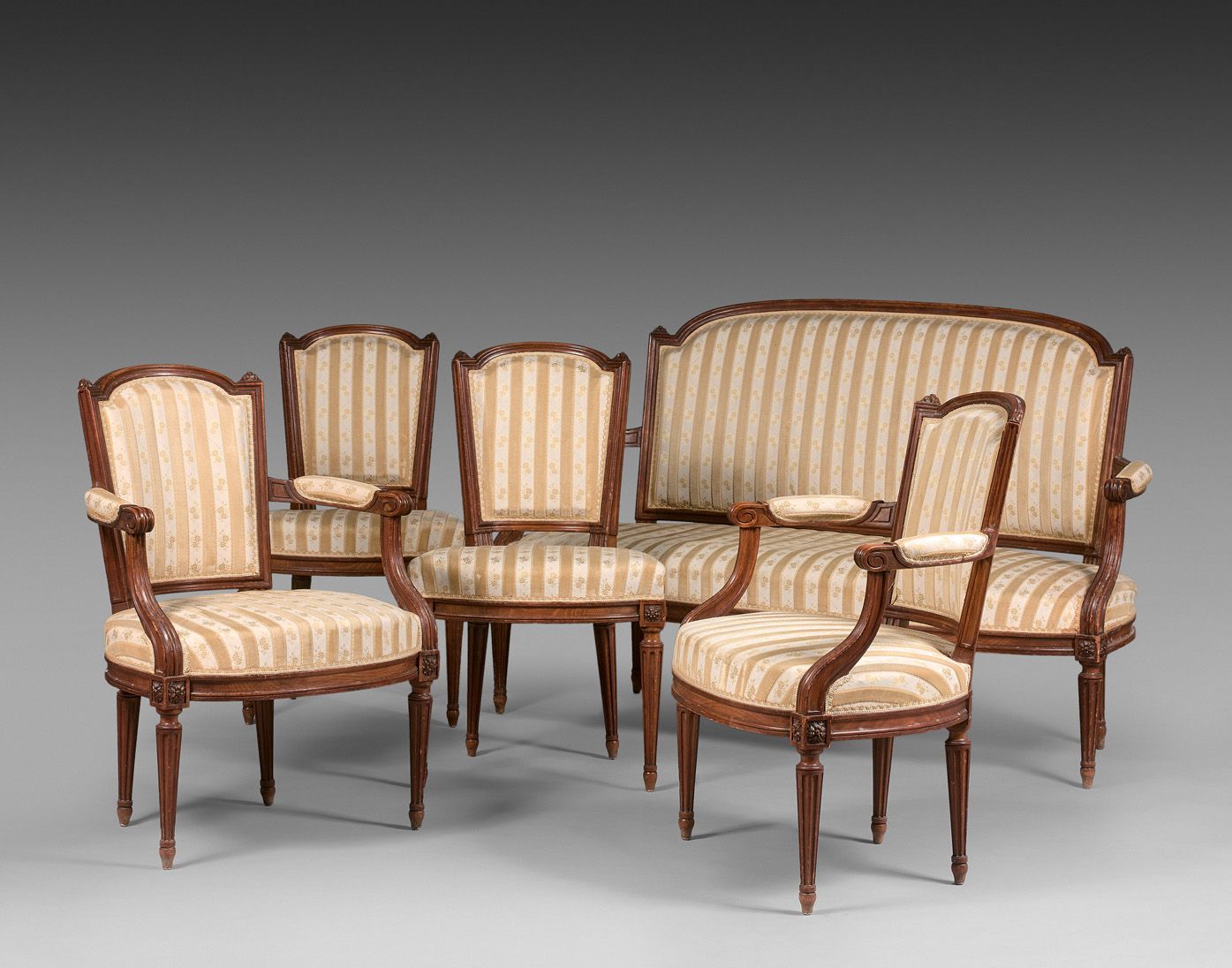 Null 客厅家具采用天然木材，凹槽腿，包括一个沙发，两个扶手椅和两个椅子。路易十六的风格。