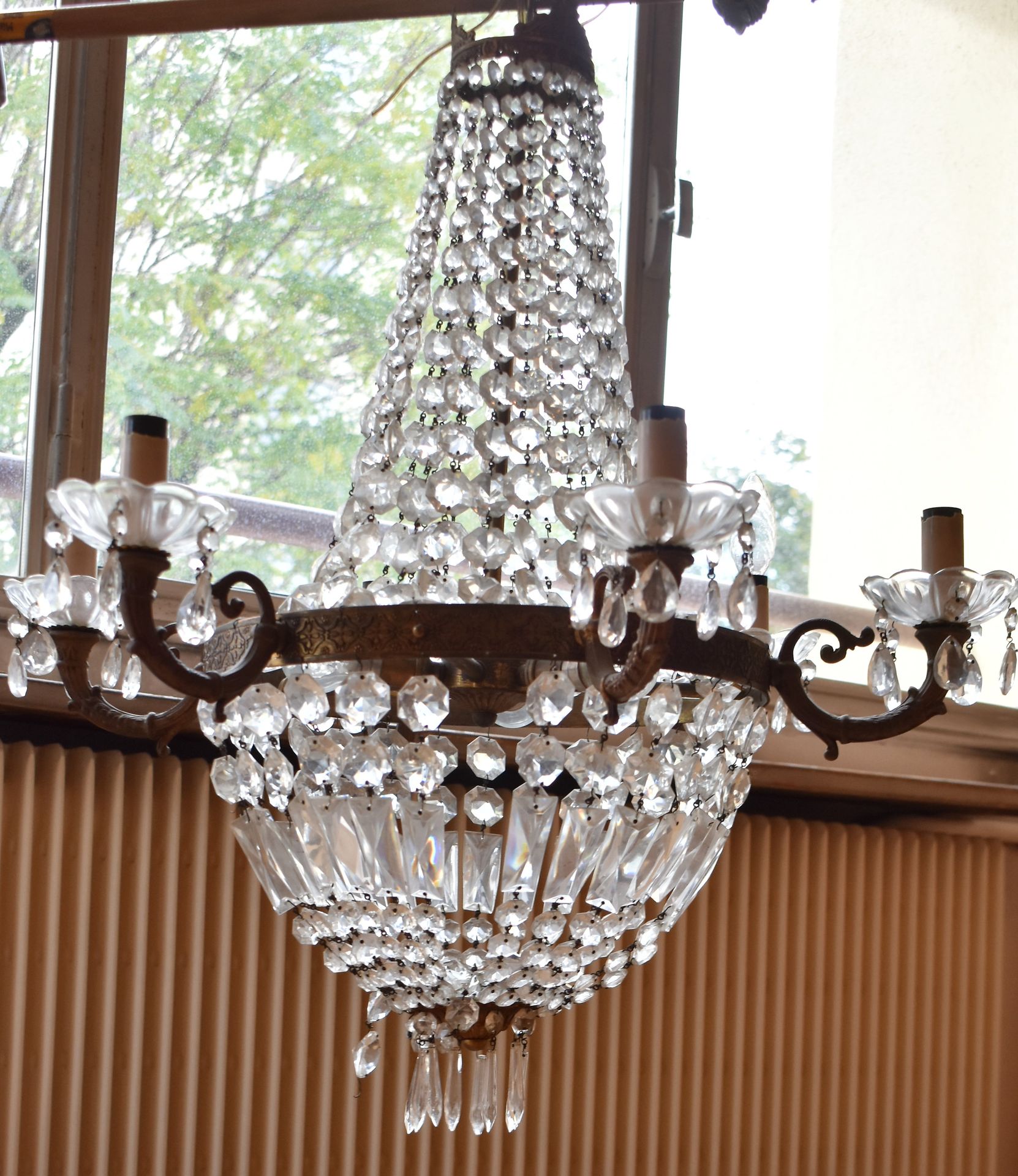 Null 一盏镀金和凿刻的铜篮子吊灯，有六个颤动的灯，一排排的珍珠和吊坠。高度68 - 直径36厘米