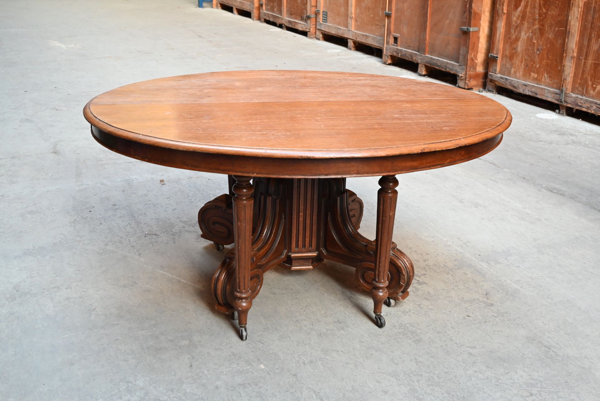 Null 
橡木餐桌，椭圆形的桌面放置在有凹槽的轴上，有四个带脚轮的滚动腿。三次延期。高72 - 长157 - 宽137厘米（每条延长线46.5厘米）。

增加&hellip;