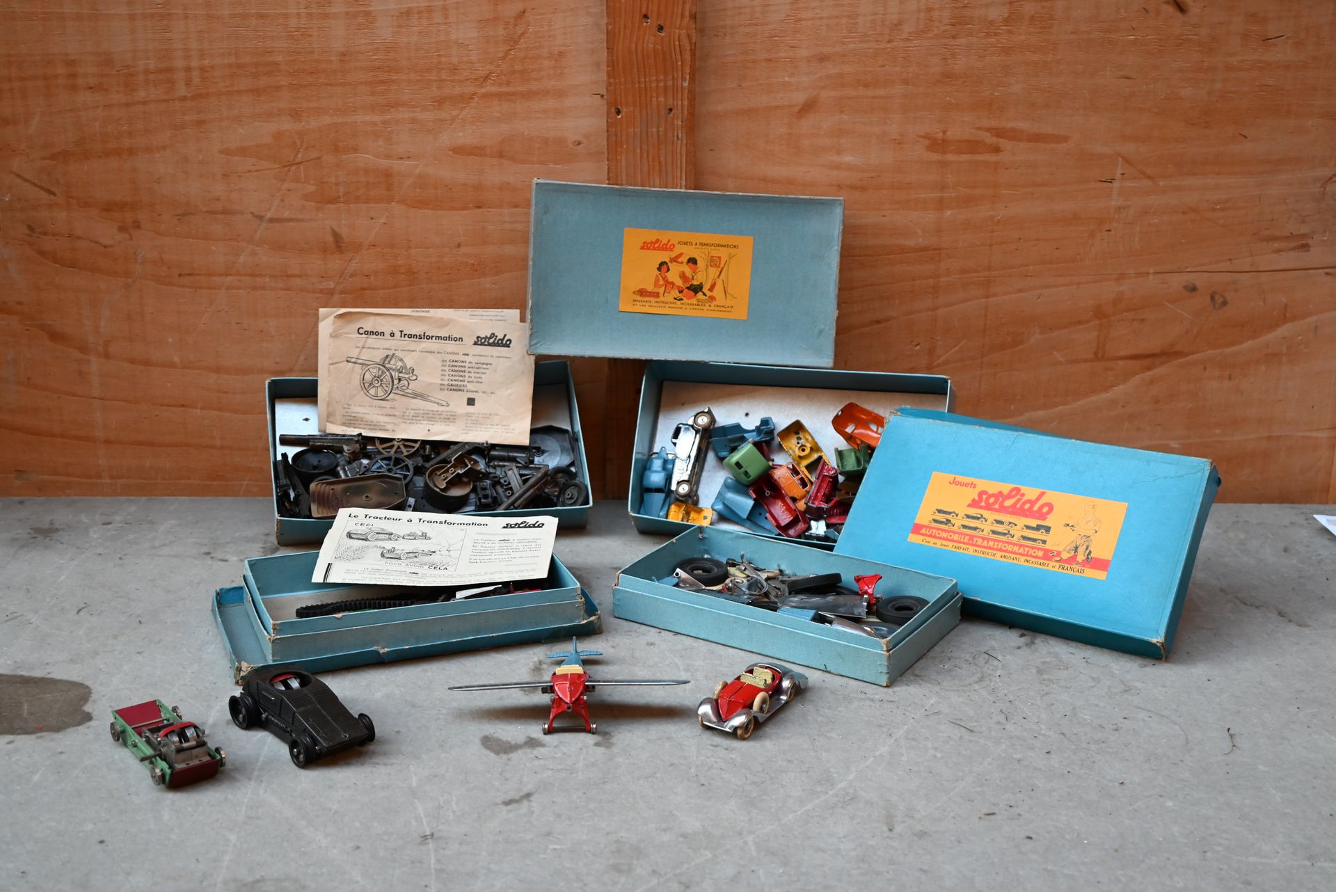 Null 一批主要来自SOLIDO的玩具，共四盒，包括汽车、变形炮（原样）。
