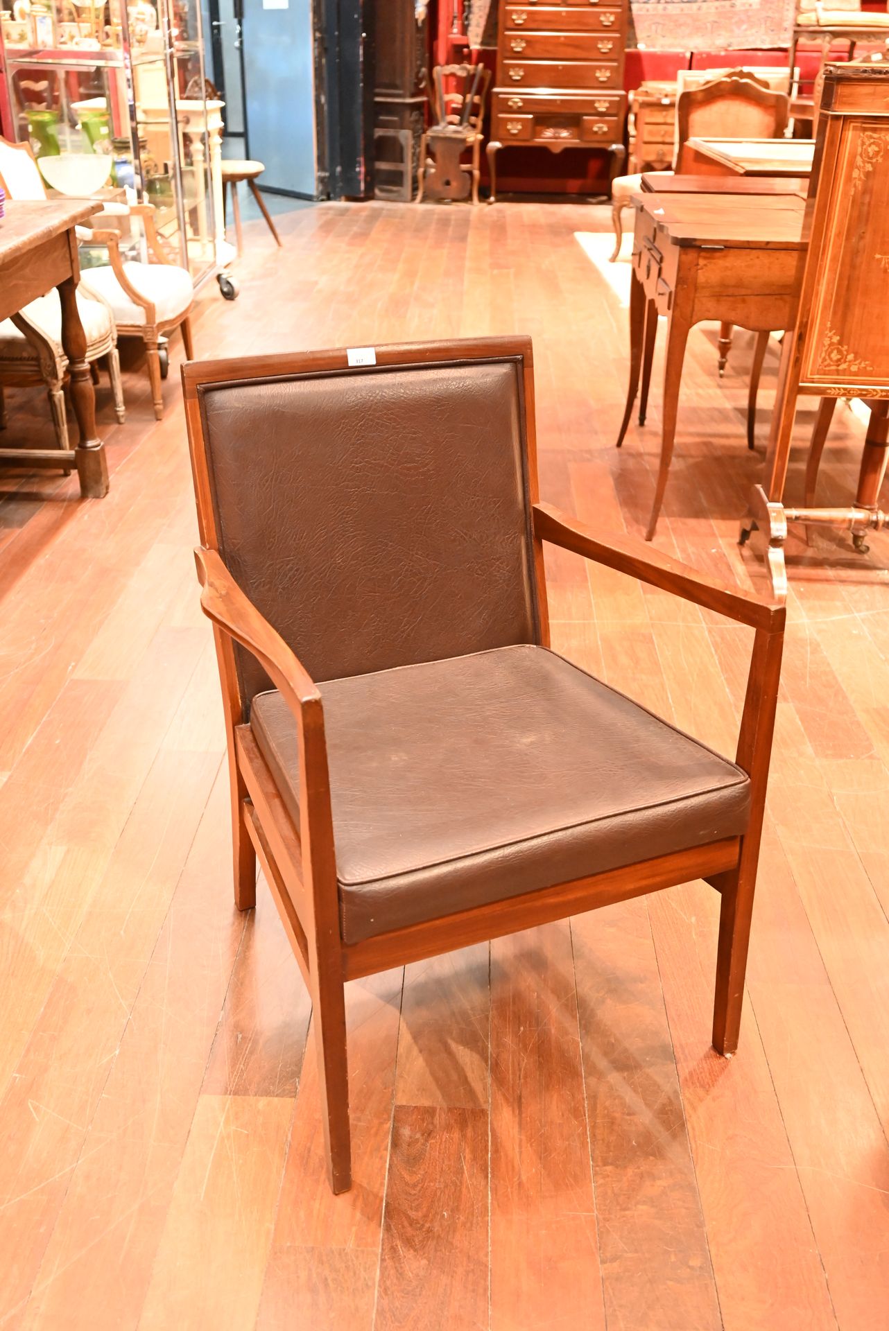 Null 一对着色的木质扶手椅，有四个方腿。棕色skai软垫。斯堪的纳维亚作品，20世纪下半叶。高度 - 宽度 - 深度厘米。- 宽度 - 深度 cm (加固物&hellip;