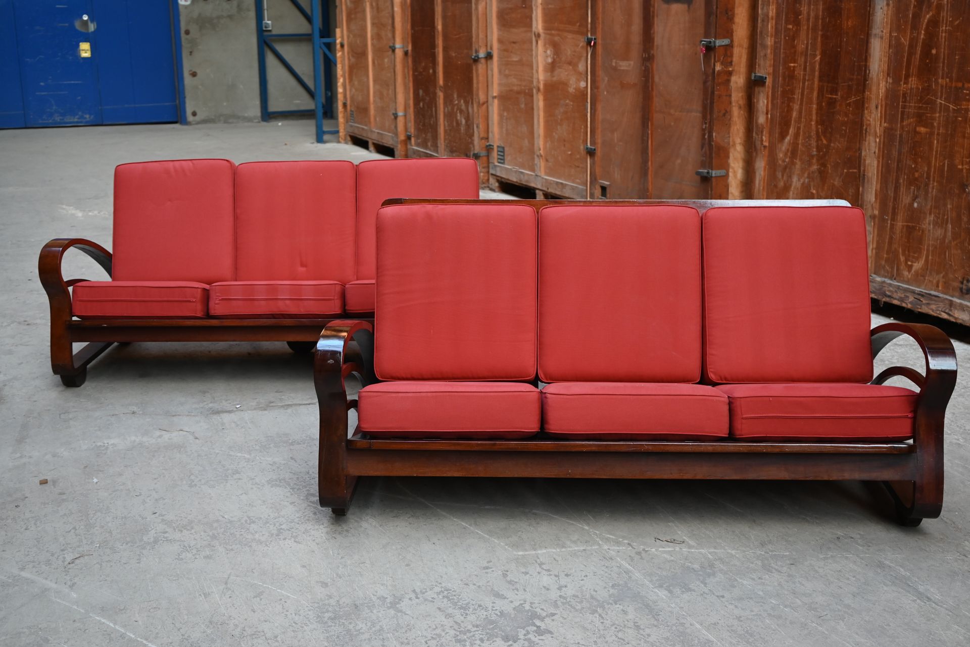 Null 
两张贴面沙发和两把扶手椅，镂空椅背，扶手有活动。1970's.用红色的布艺坐垫进行装饰。

凳子：高75和78 - 长168 - 深96厘米

扶手&hellip;