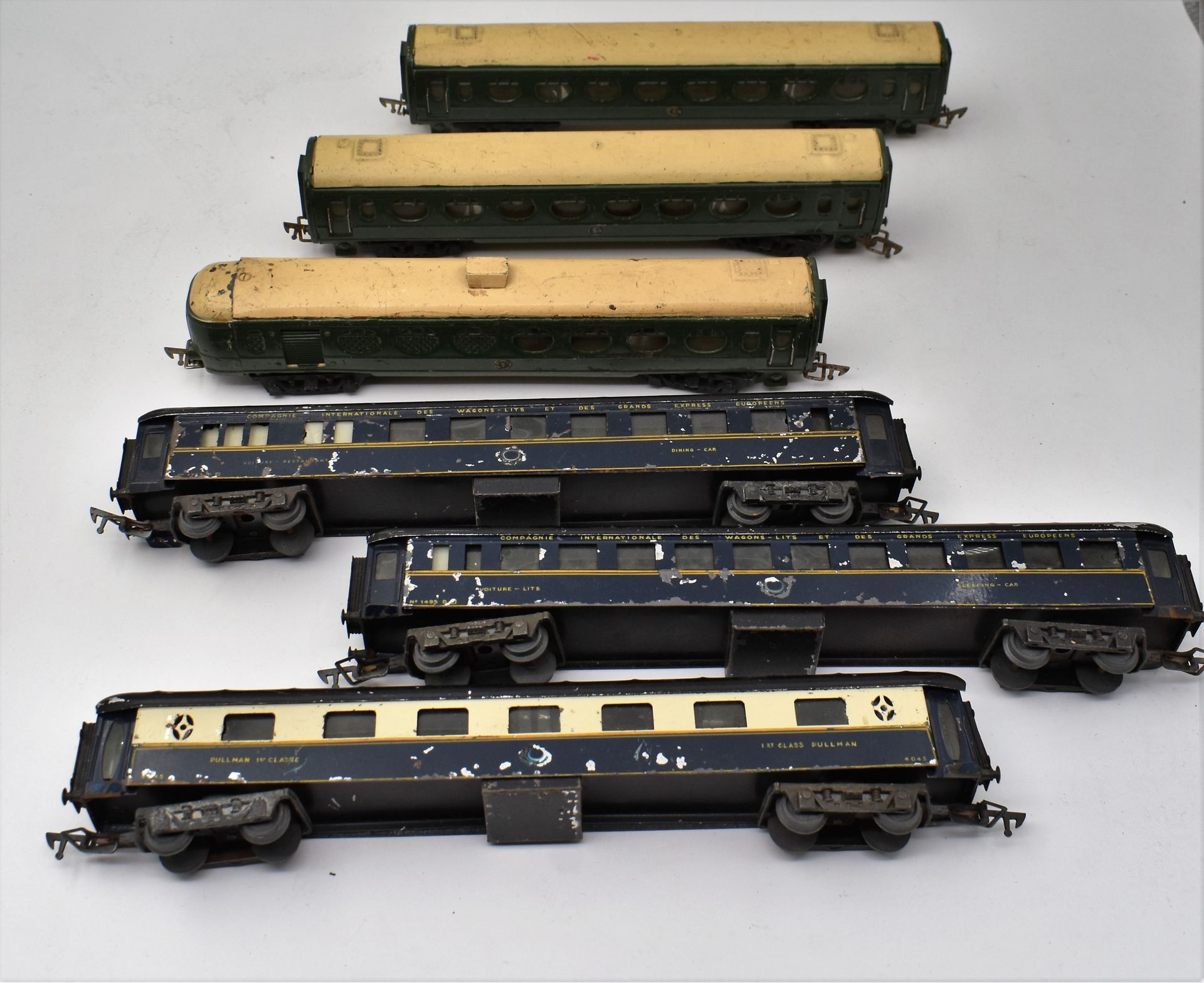 Null 拍品：三辆卧铺车和一套JEP火车组。