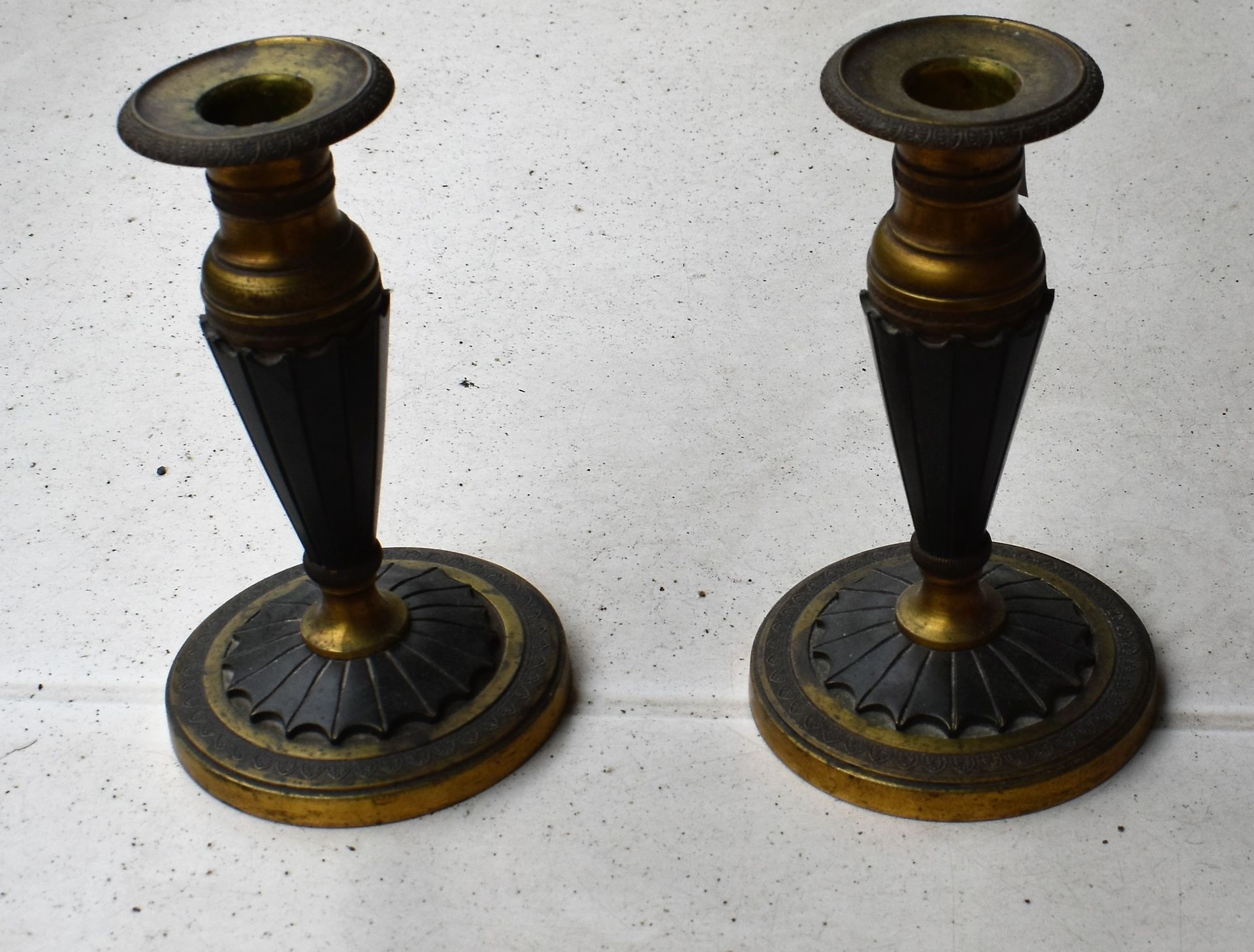 Null PAIRE de PETITS BOUGEOIRS bronze à deux patines. XIXe siècle. Haut. 16 cm
