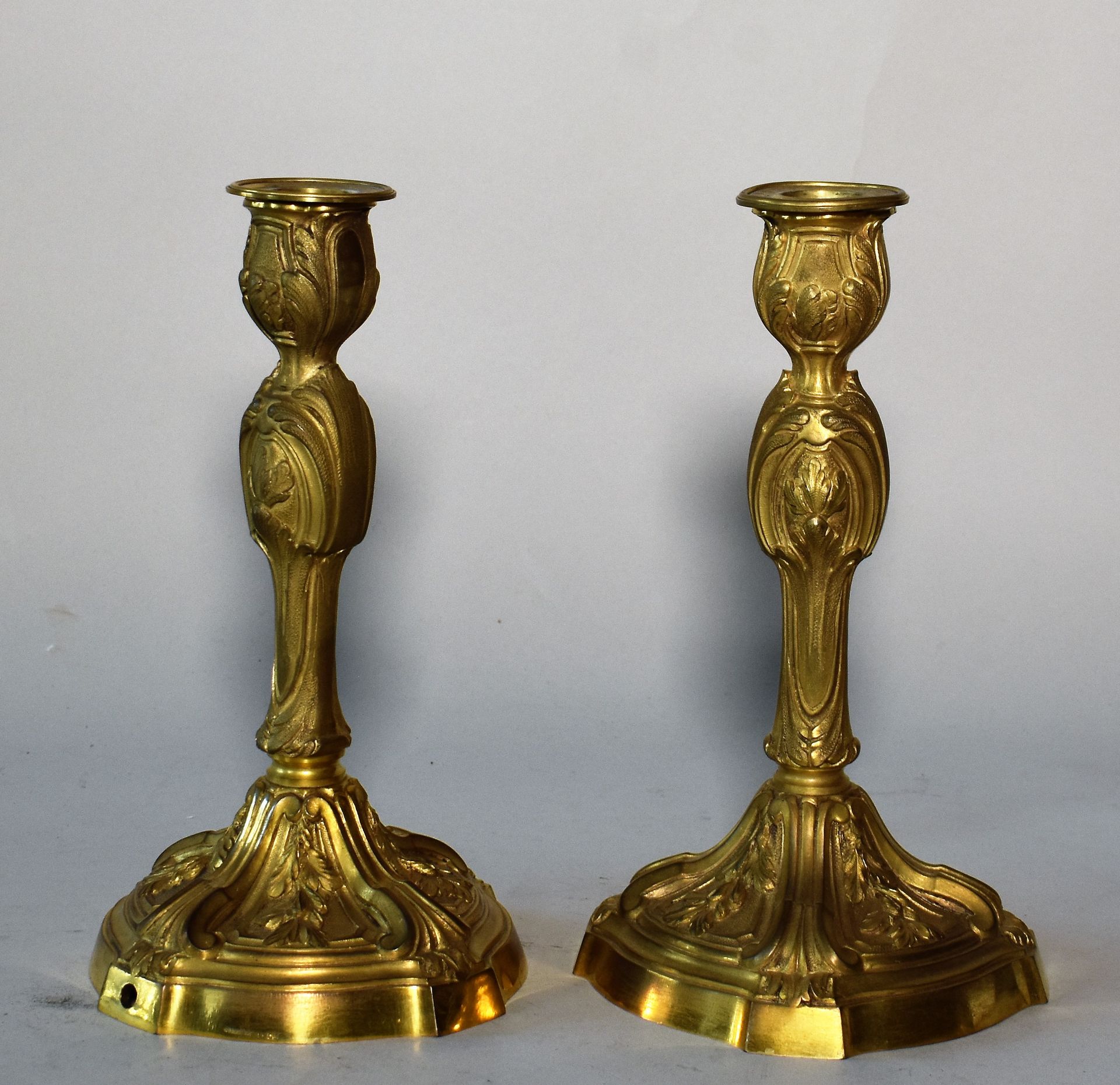 Null PAIR OF CANDLES in bronze with chased rocaille decoration of foliage (pierc&hellip;