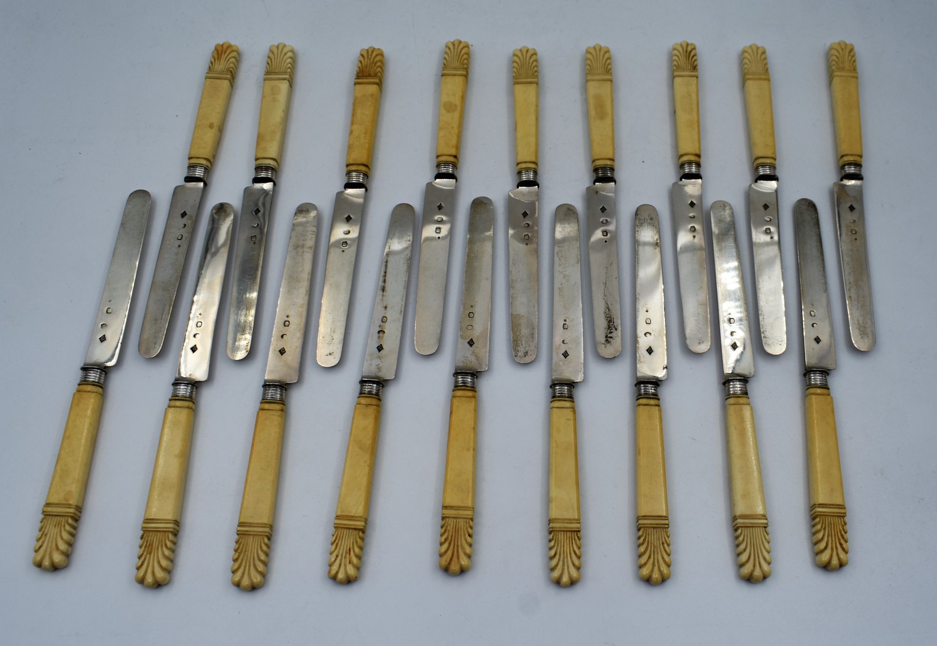 Null EIGHTEEN fruit knives with silver blades, ivory handles. Gross weight 569 g&hellip;