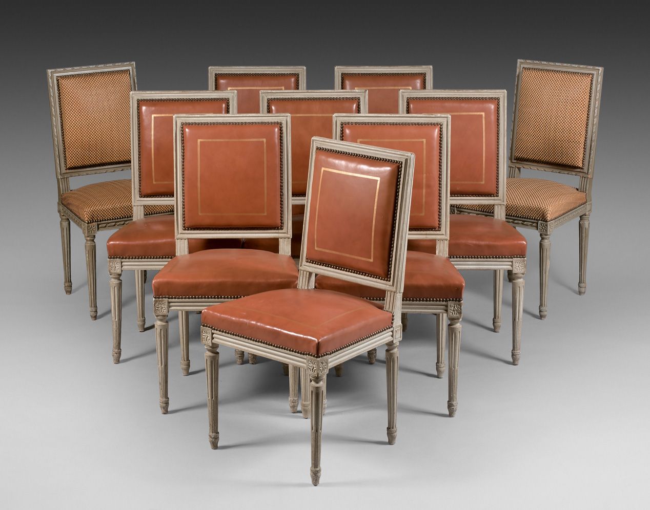 Null 八把模制的木制平背餐椅，带凹槽的锥形腿，路易十六风格，（皮革装饰）。高度90 - 宽度48 - 深度43厘米

接合处：两把类似型号的椅子，雕刻有丝带&hellip;