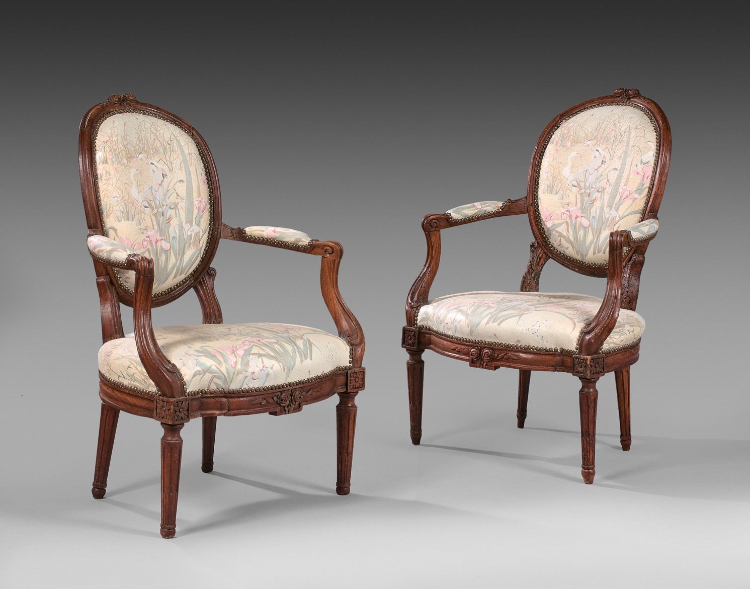 Null 一对卡布利奥扶手椅，带奖章式靠背，天然木质，模塑和雕刻有花朵，鞭状扶手，带凹槽的前腿。省，18世纪末。高度96 - 宽度61.5 - 深度48.5厘米