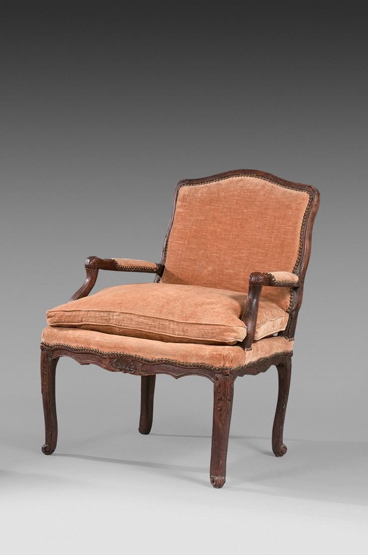 Null 天然木质的平背扶手椅，带有模具和雕刻。18世纪的普罗旺斯作品。高度90 - 宽度55 - 深度65厘米
