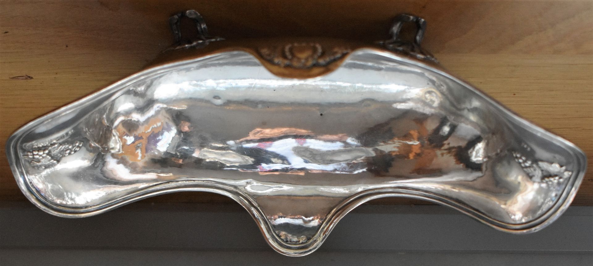 Null SAUCIERE in argento polilobato su quattro piedi, decorato con coccole. Peso&hellip;
