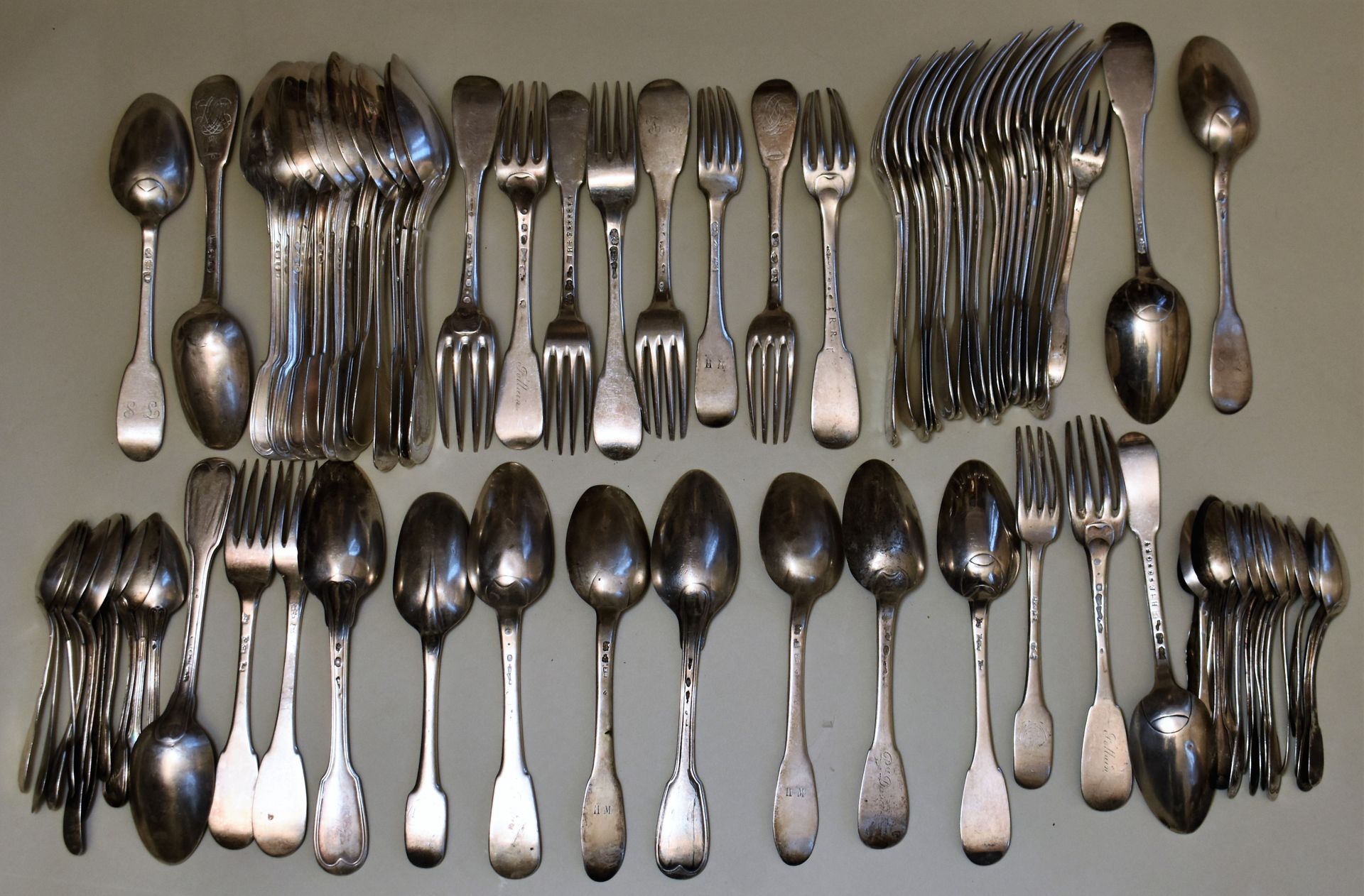 Null LOTTO d'argento XVIII-XIX secolo: 29 forchette - 28 cucchiai - 15 cucchiain&hellip;