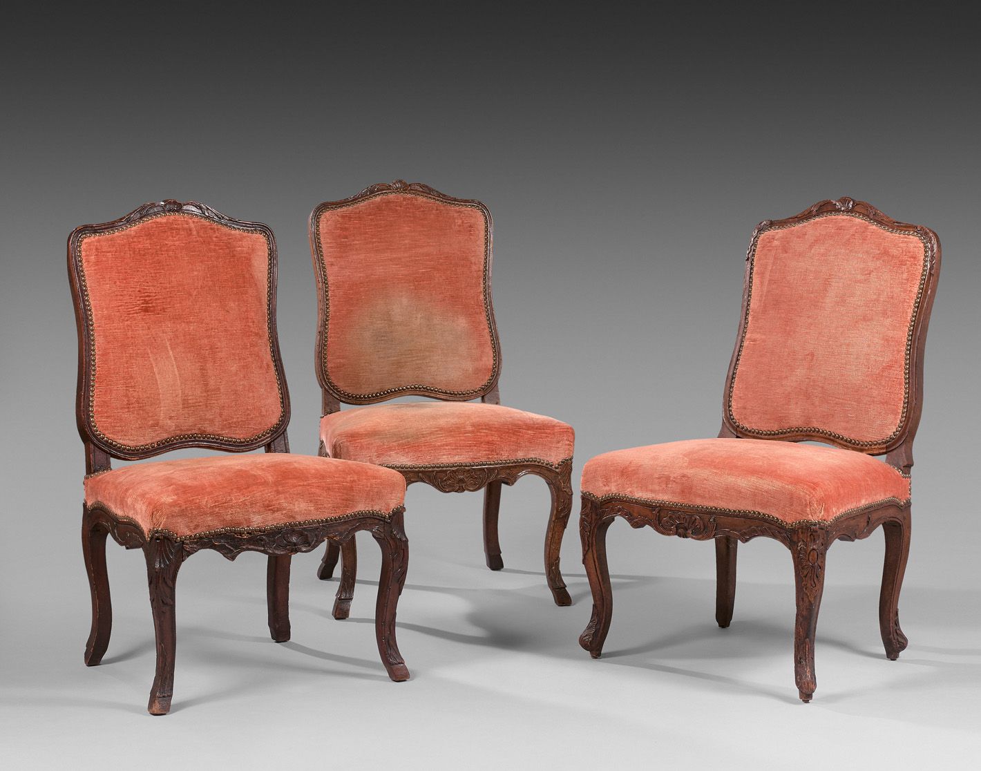 Null 三张平背胡桃木椅子，雕刻着贝壳和叶子，凸起的腿带着剑齿。摄政时期。高度98 - 宽度57 - 深度51厘米（锈色天鹅绒软垫）。