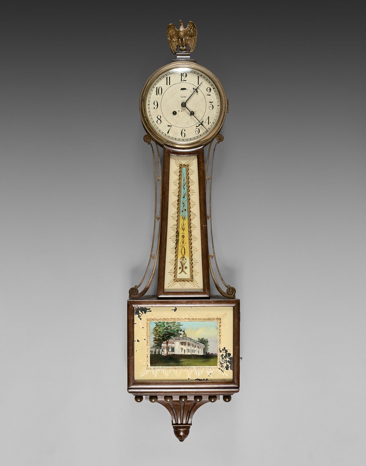 Null 挂钟的形式是天然的木钟。边框和两个镂空的铜柱。漆面金属表盘上签有TIFFANY & Co New York。玻璃下绘制的埃格兰特正面和门，代表乔治-华&hellip;