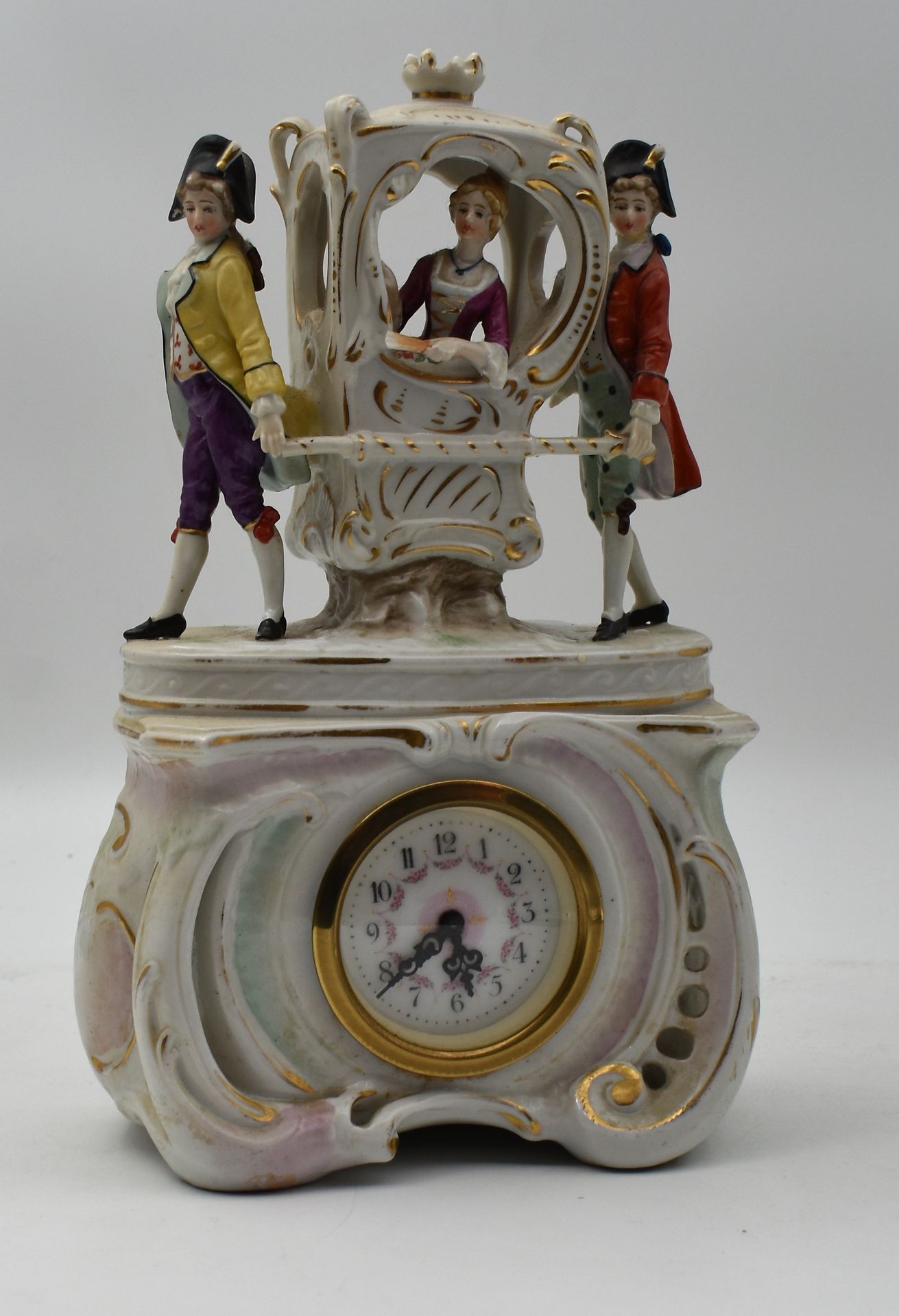Null Reloj de porcelana policromada decorado con una silla de manos. Estilo Luis&hellip;