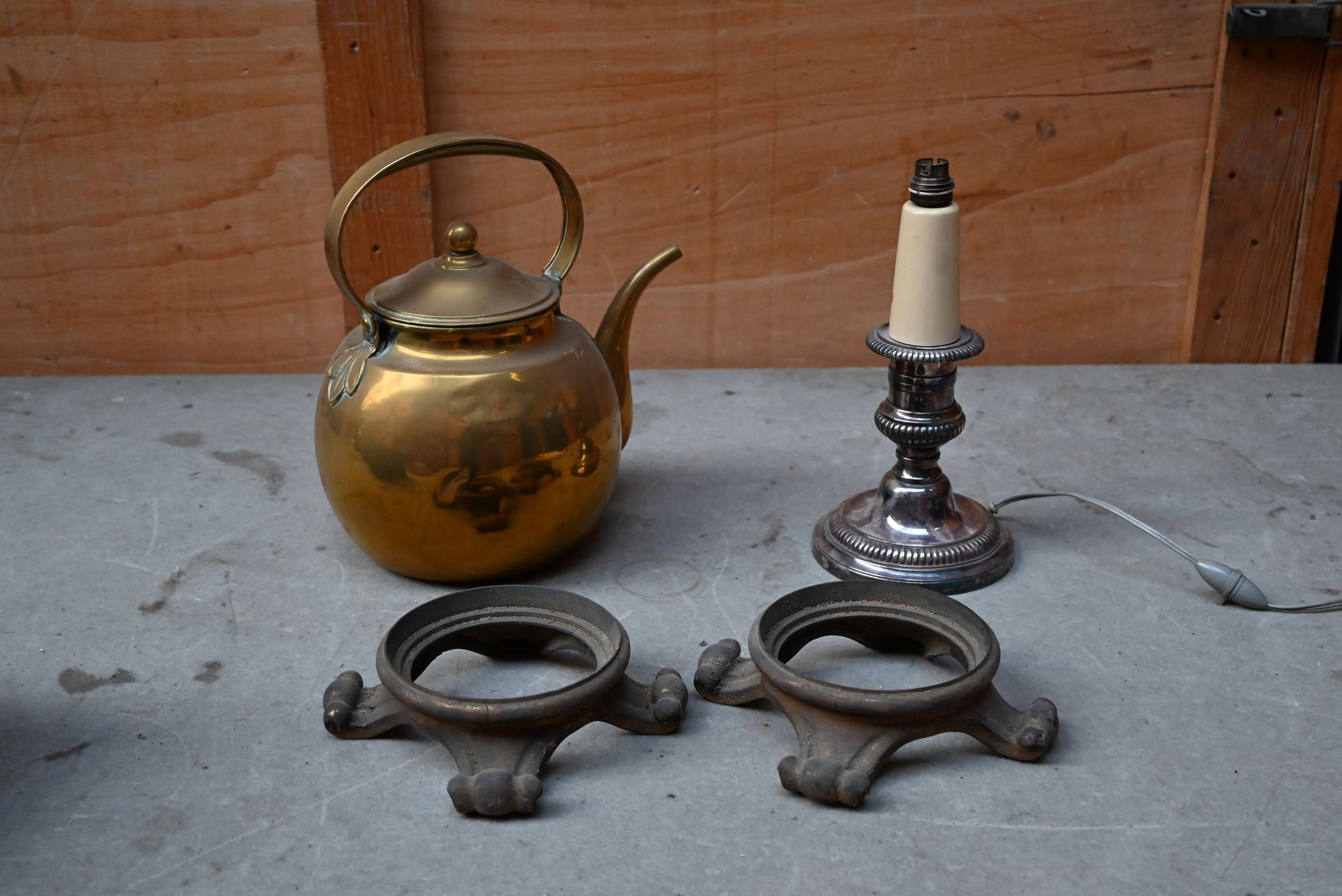 Null 拍品：一个鎏金金属壶（高34厘米），一个镀银烛台（高18厘米）和两个底座。