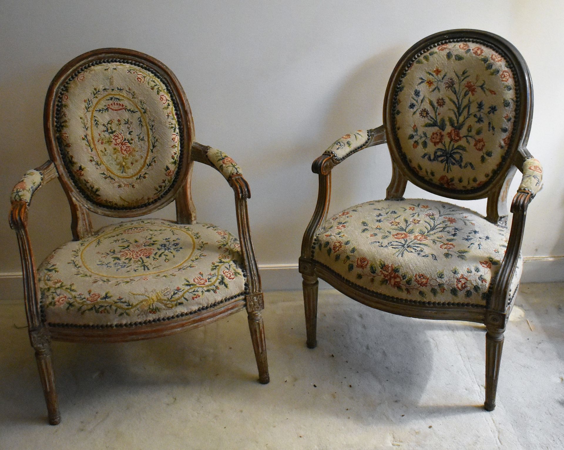 Null 两把白色漆面木质奖章扶手椅。路易十六风格，19世纪末。小点装潢。