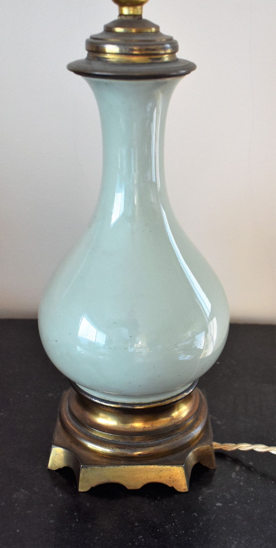 PAIRE DE LAMPES à pétrole en porcelaine céladon, monture bronze. Haut. 29 cm