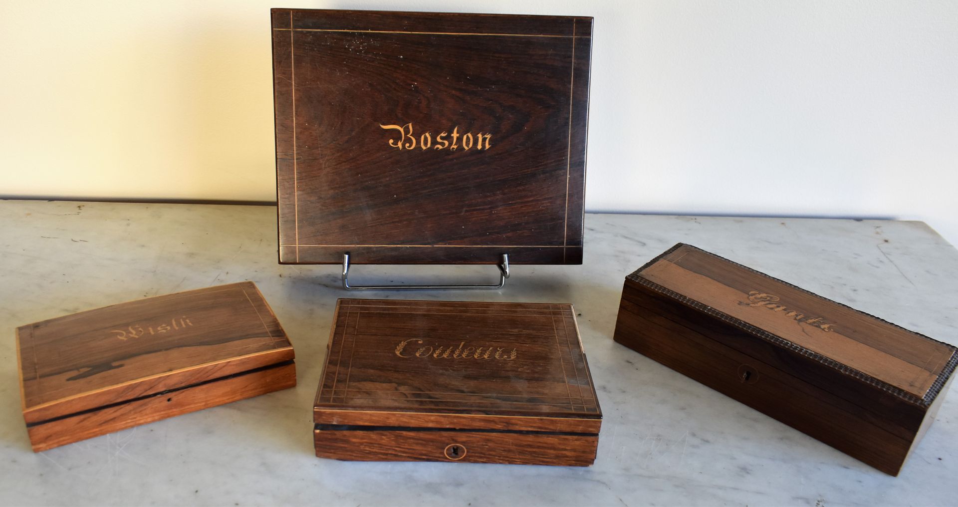 Null 四个不同的盒子，其中两个是游戏盒（波士顿，惠斯特），手套和颜色。浪漫主义时期。