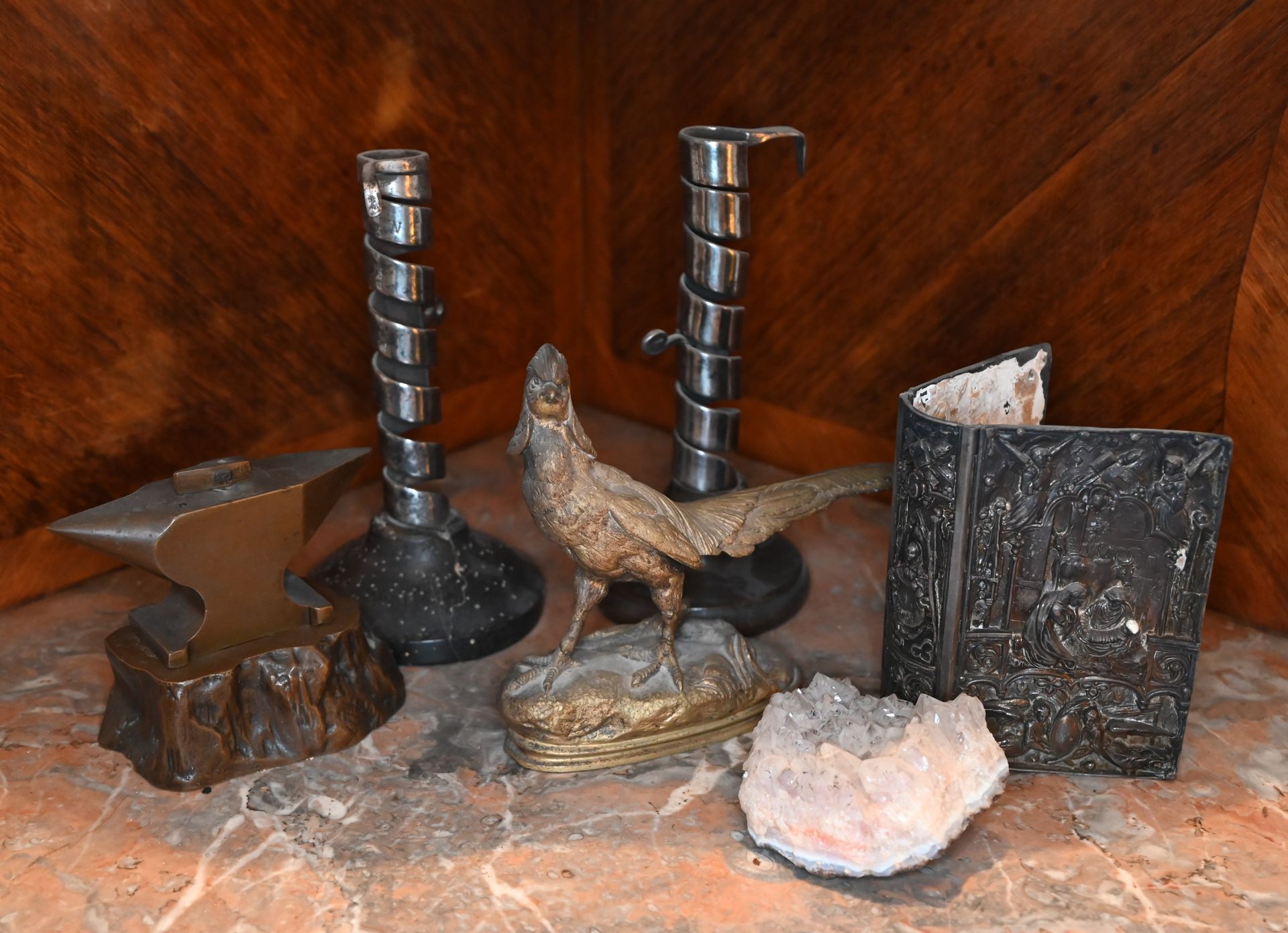 Null 一批不同的圣经：两只地窖老鼠，金属装订，鎏金铜野鸡（长22厘米），微型晶石和铁砧，Houdon之后的儿童半身像。