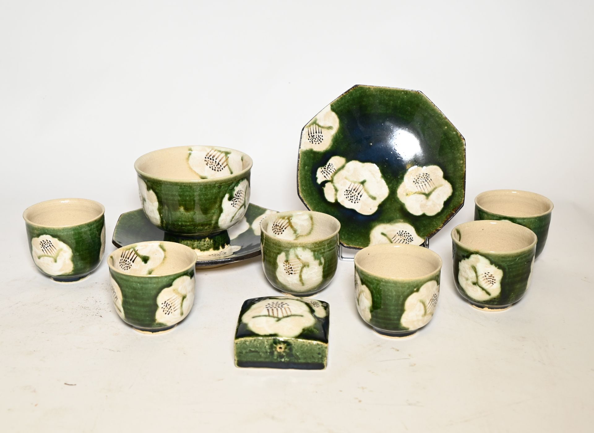 Null 一个绿色和白色的搪瓷茶水服务，包括一个碗，六个杯子，两个茶碟和一个热水瓶。标有印章。20世纪的印度支那作品。