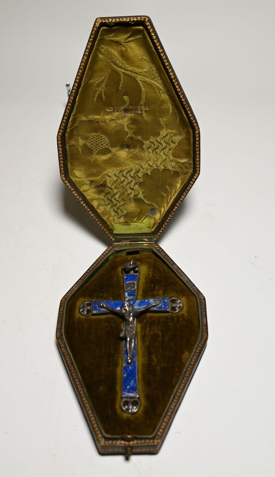 Null CRUCIFIX en argent serti de lapis-lazuli, daté "4 mai 1899". Poinçon de res&hellip;