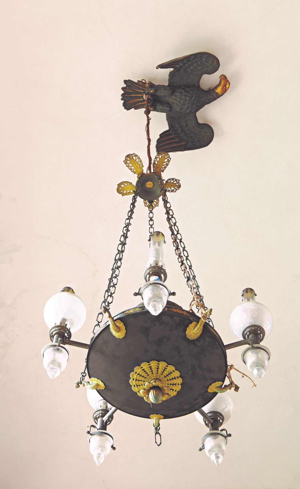 Null 古董五灯吊灯，采用绿色钝化金属板和鎏金青铜，装饰有棕榈花和悬挂链；在链子的顶端，有一只展开的鹰（轻微修复）。出处：诺曼底坎特卢城堡。恢复期。高度130&hellip;