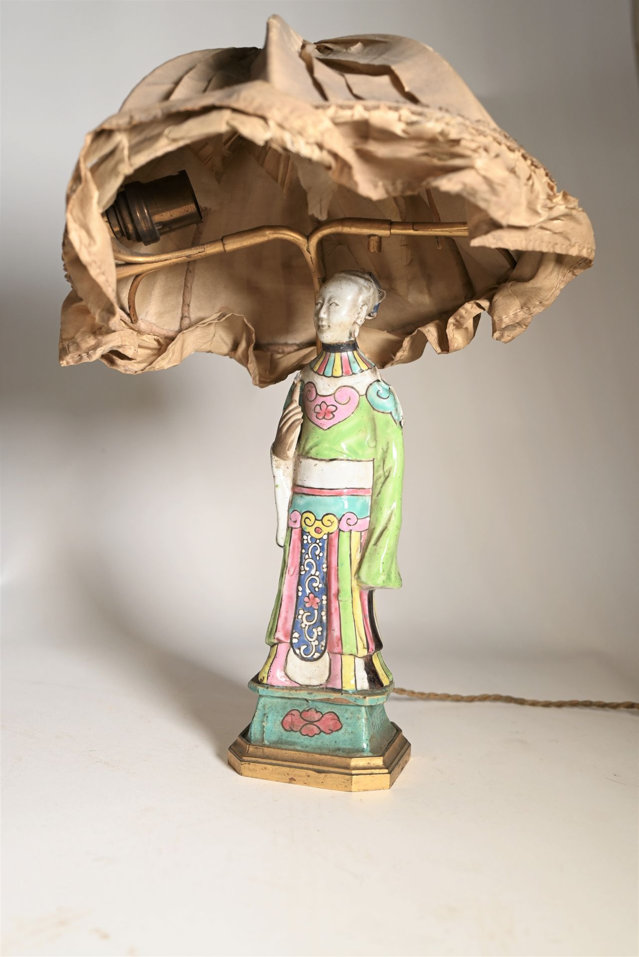 Null CHINE, XIXe siècle : STATUETTE en porcelaine polychrome figurant une femme &hellip;