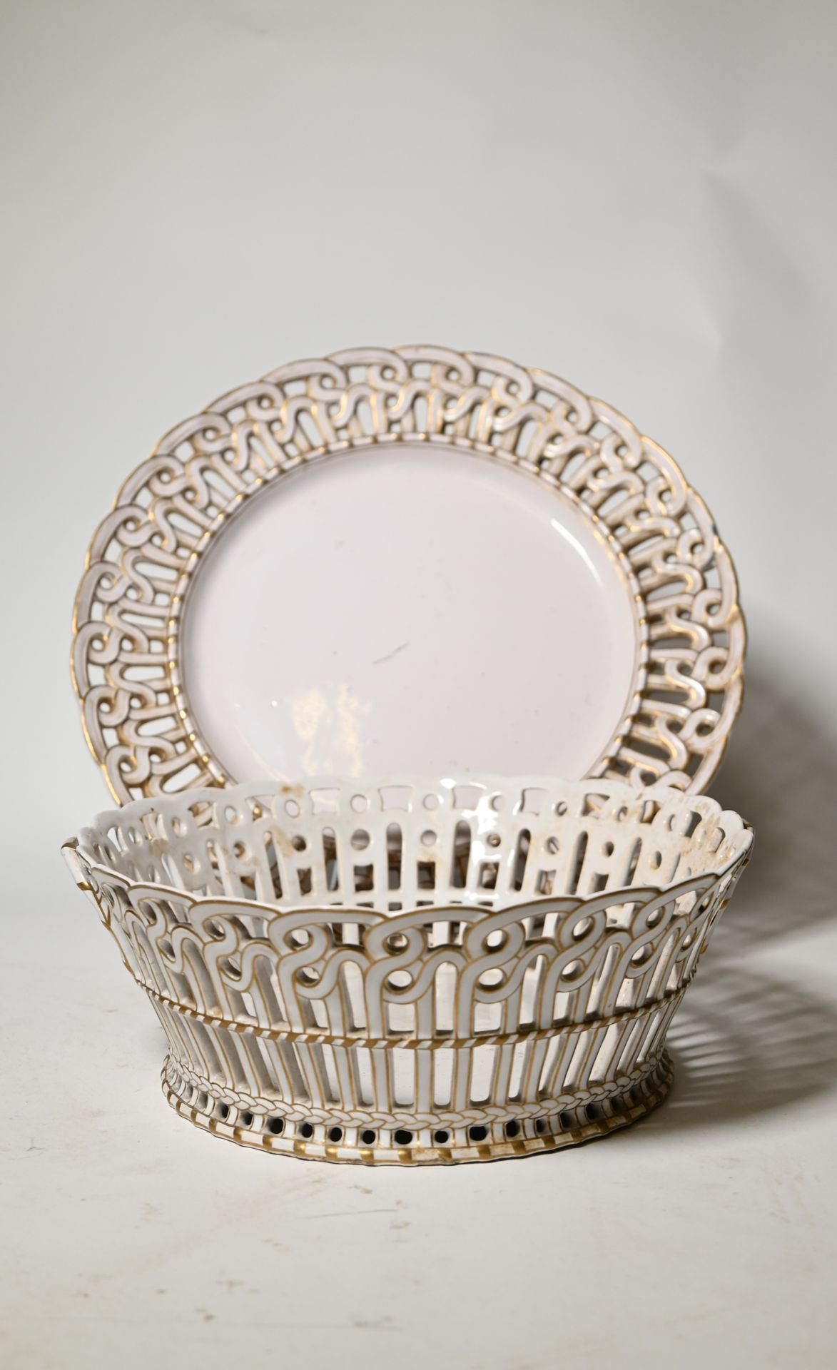 Null Round BABY and its display in white earthenware openwork and golden highlig&hellip;