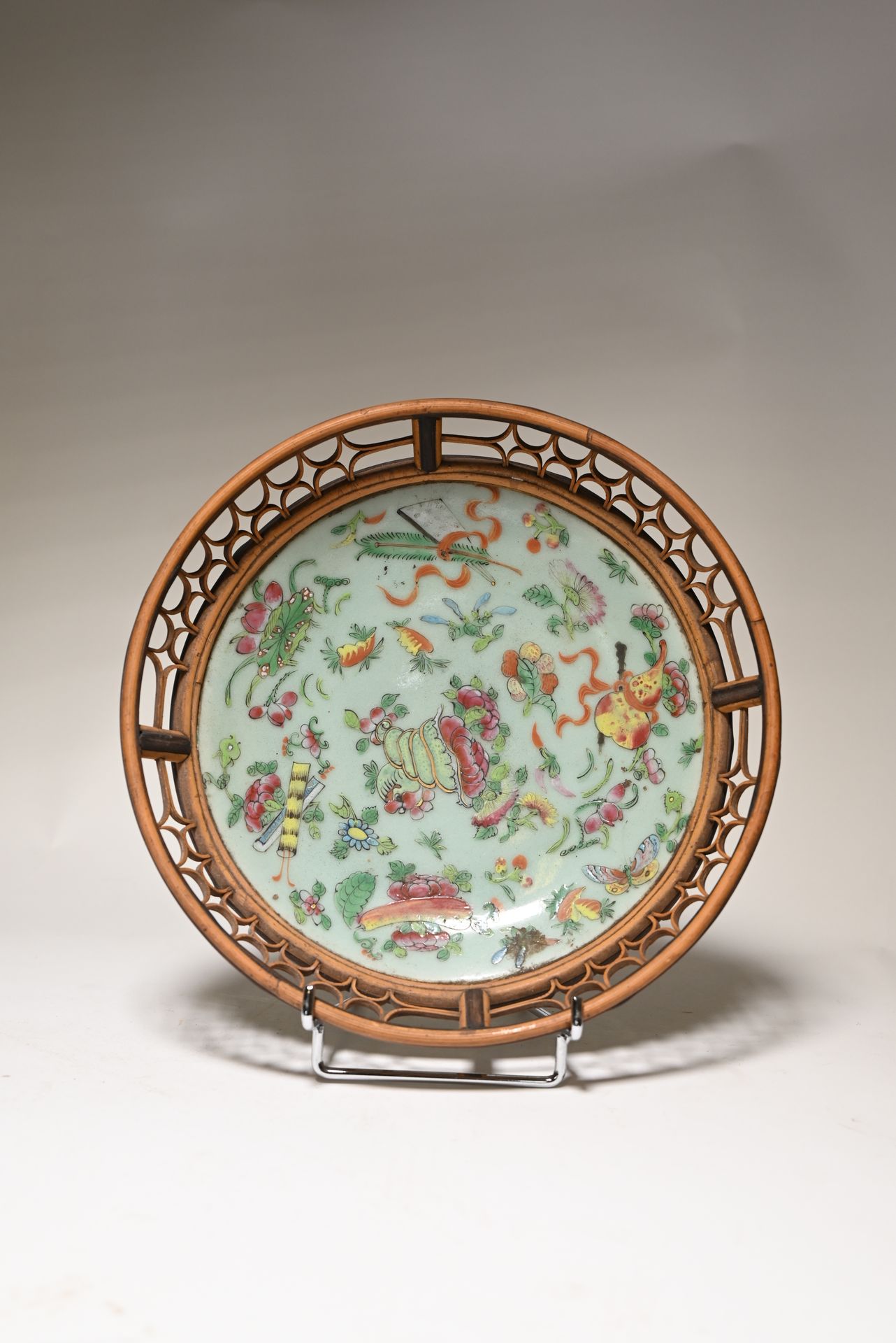 Null 中国：青花瓷杯，有样品装饰，镂空竹框，背面有标记。中国门上的标签。直径23厘米