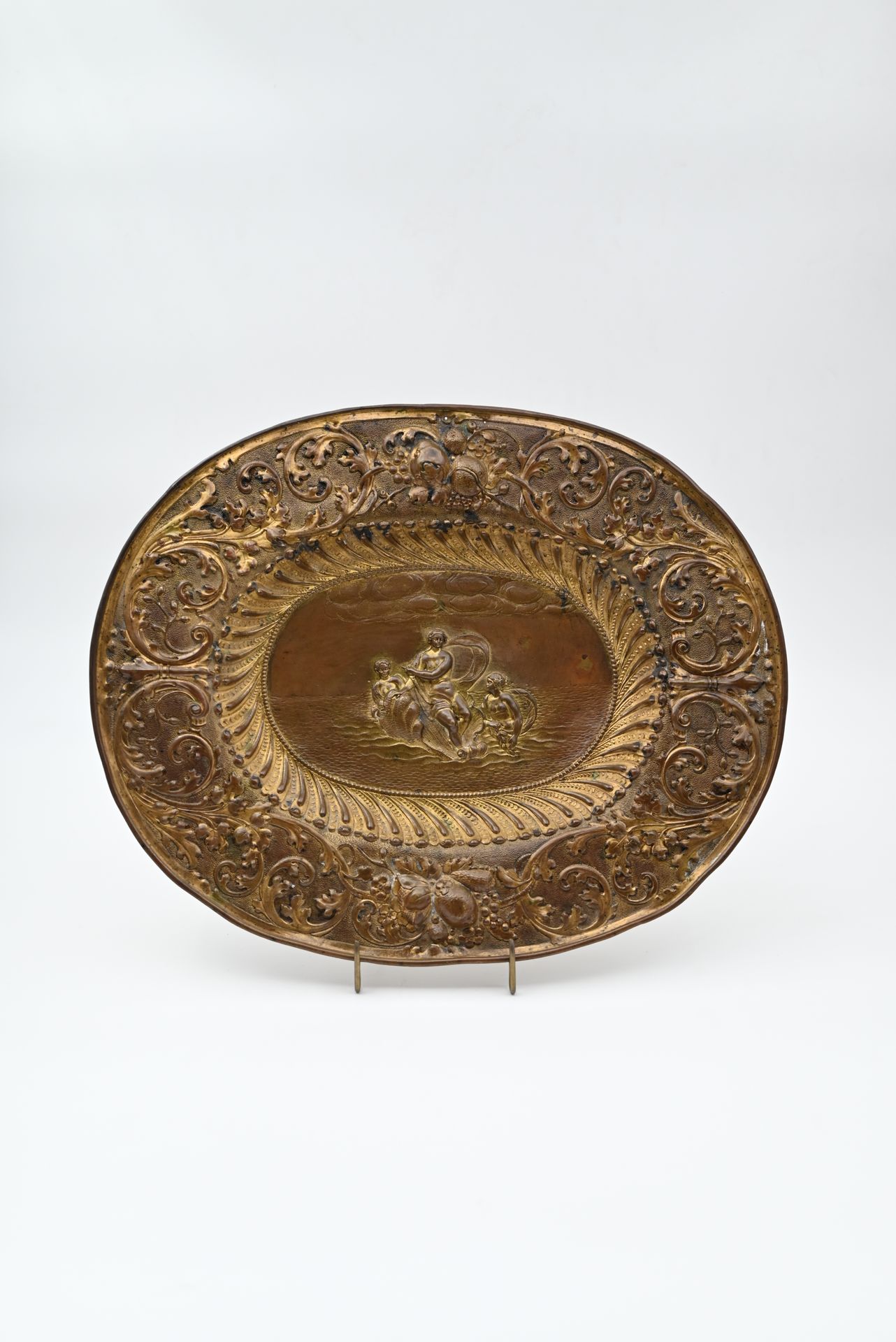 Null 小铜盘，中间有两个奈德人围绕的安菲特里特，盘口有钆的装饰，边缘有叶子、叶子和橡树的橡子（小变形，两个小孔）。法兰德斯，17世纪。长30.5 - 宽24&hellip;