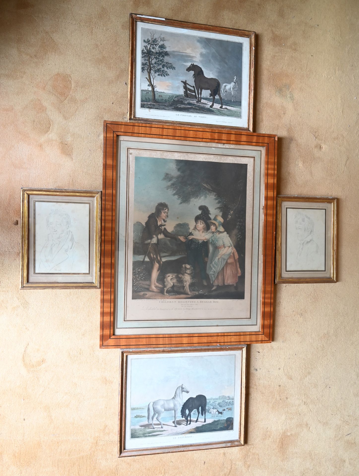 Null 
六件家具：一对男人的素描肖像；两幅雕刻马；一个英国雕刻的儿童，杯垫 一个女人的肖像。
