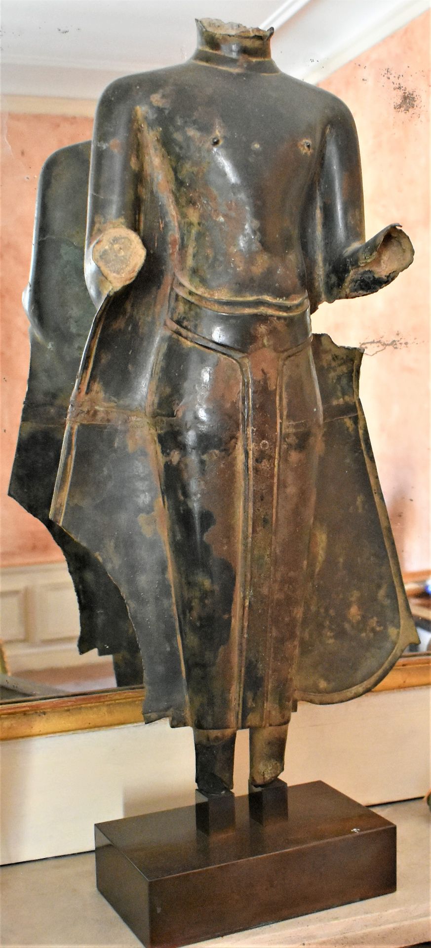 Null 一尊安详的佛像，填充青铜，有深色的铜锈（手在abhaya-mura中，脚缺失，修复后可见）。泰国，大概18世纪。在一个基地上。高64厘米