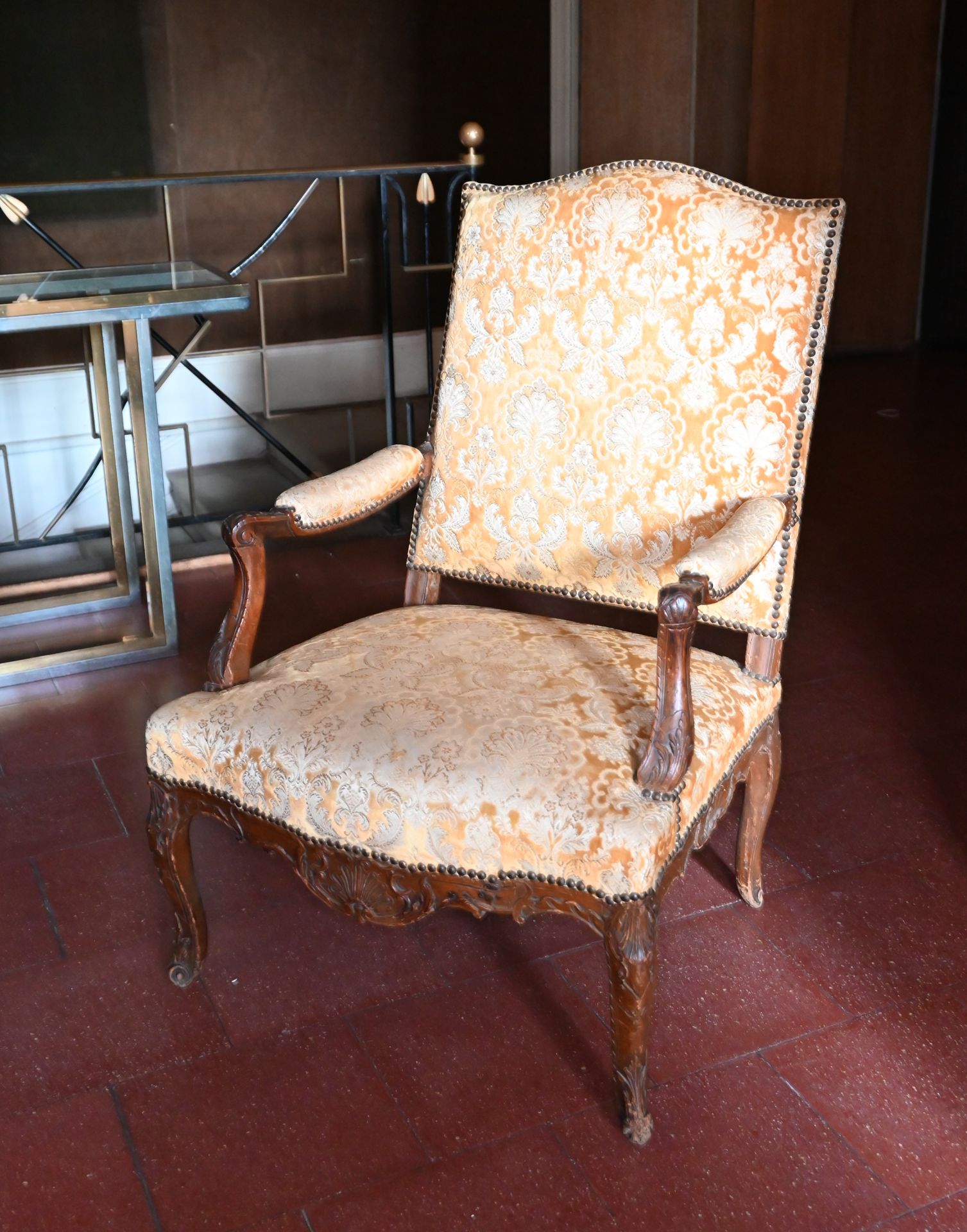 Null 由天然木材制成的直背扶手椅，带有贝壳的模子和雕刻。路易十五时期。身高104厘米