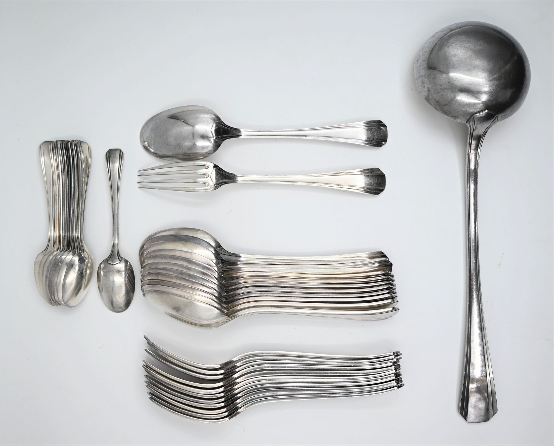 Null CHRISTOFLE: 十二个餐具，九个小勺子和一个勺子，镀银金属装饰艺术风格。