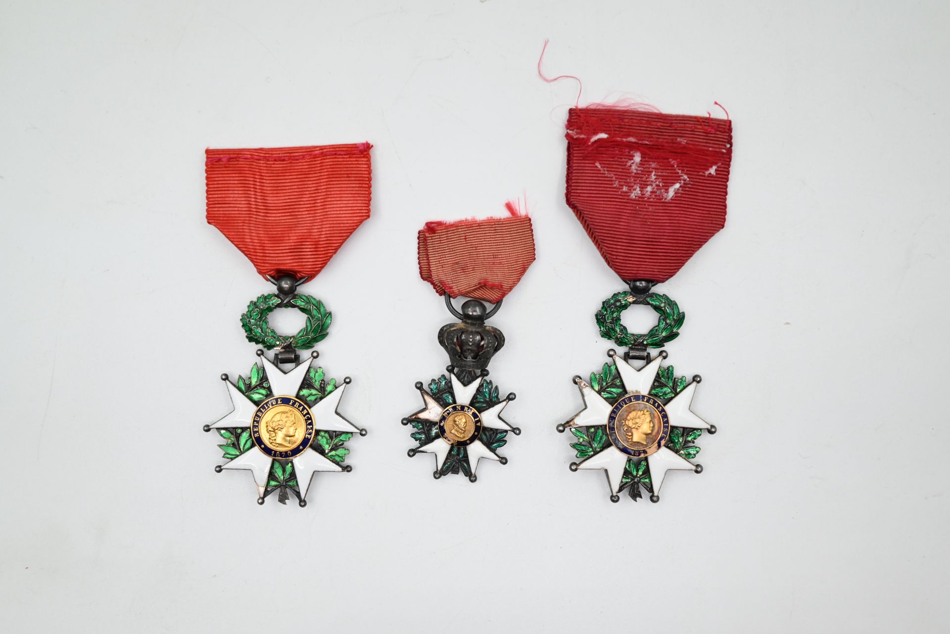 Null 法国：荣誉军团勋章。三枚银质奖章，一枚来自七月君主制，两枚来自第三共和国（事故）。总毛重50.5克。