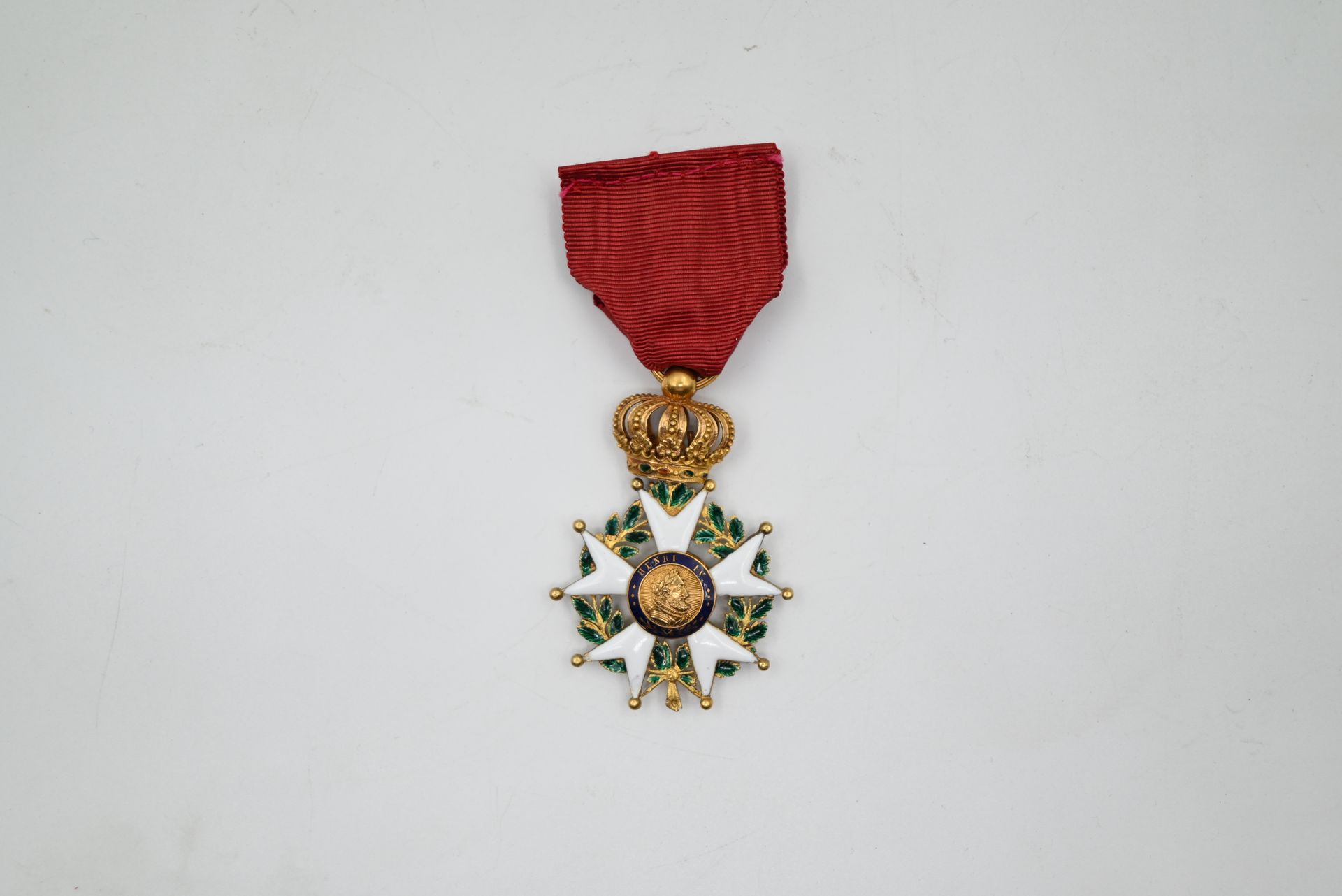 Null 法国：荣誉军团勋章（成立于1802年）。金质和珐琅质骑士勋章，中间是亨利四世向右看；背面是两面旗帜，上面写着 "Honneur et Patrie"（&hellip;