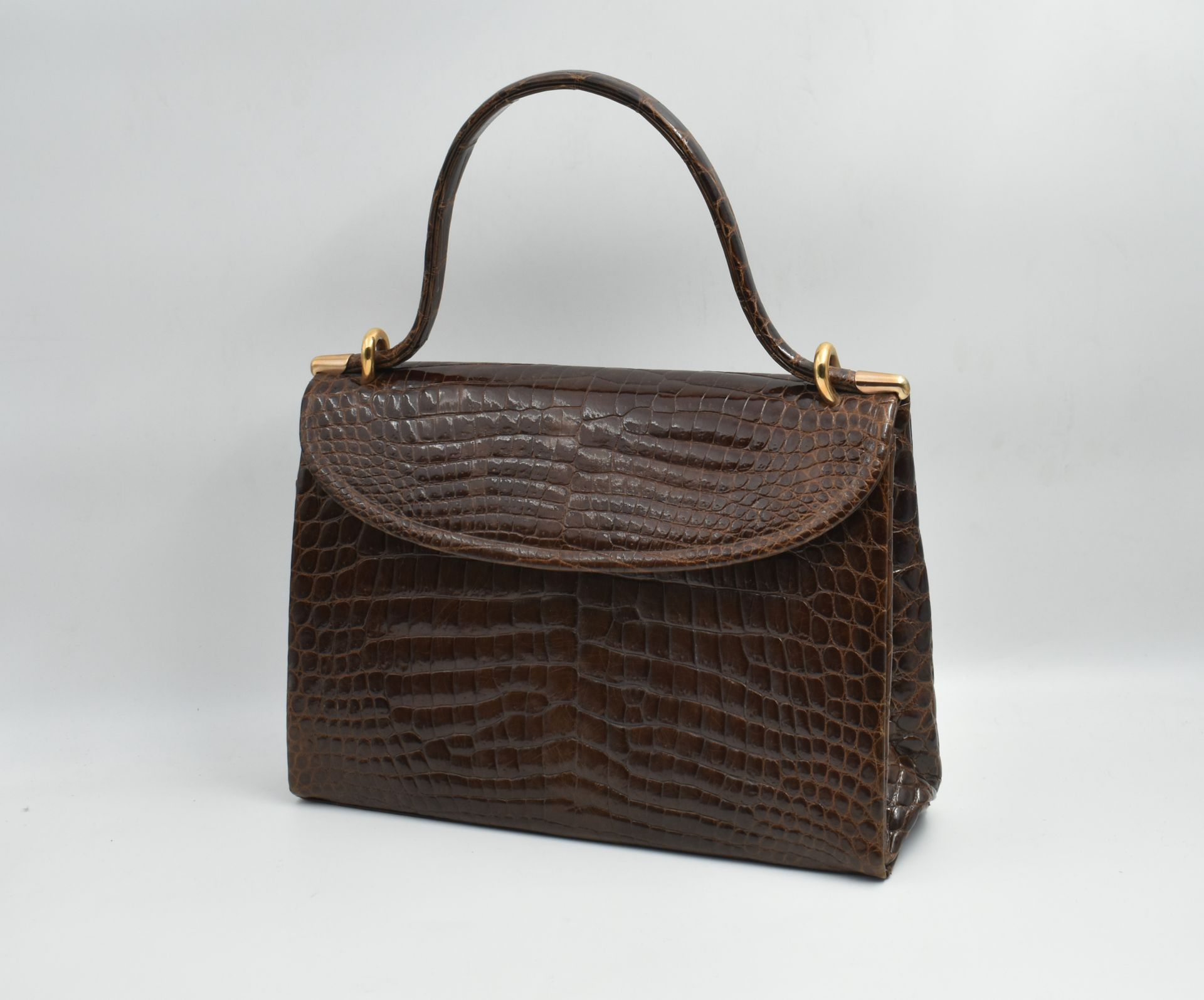 Null CHRISTIAN DIOR : SAC à main en crocodile chocolat. Fermoir à rabat et garni&hellip;