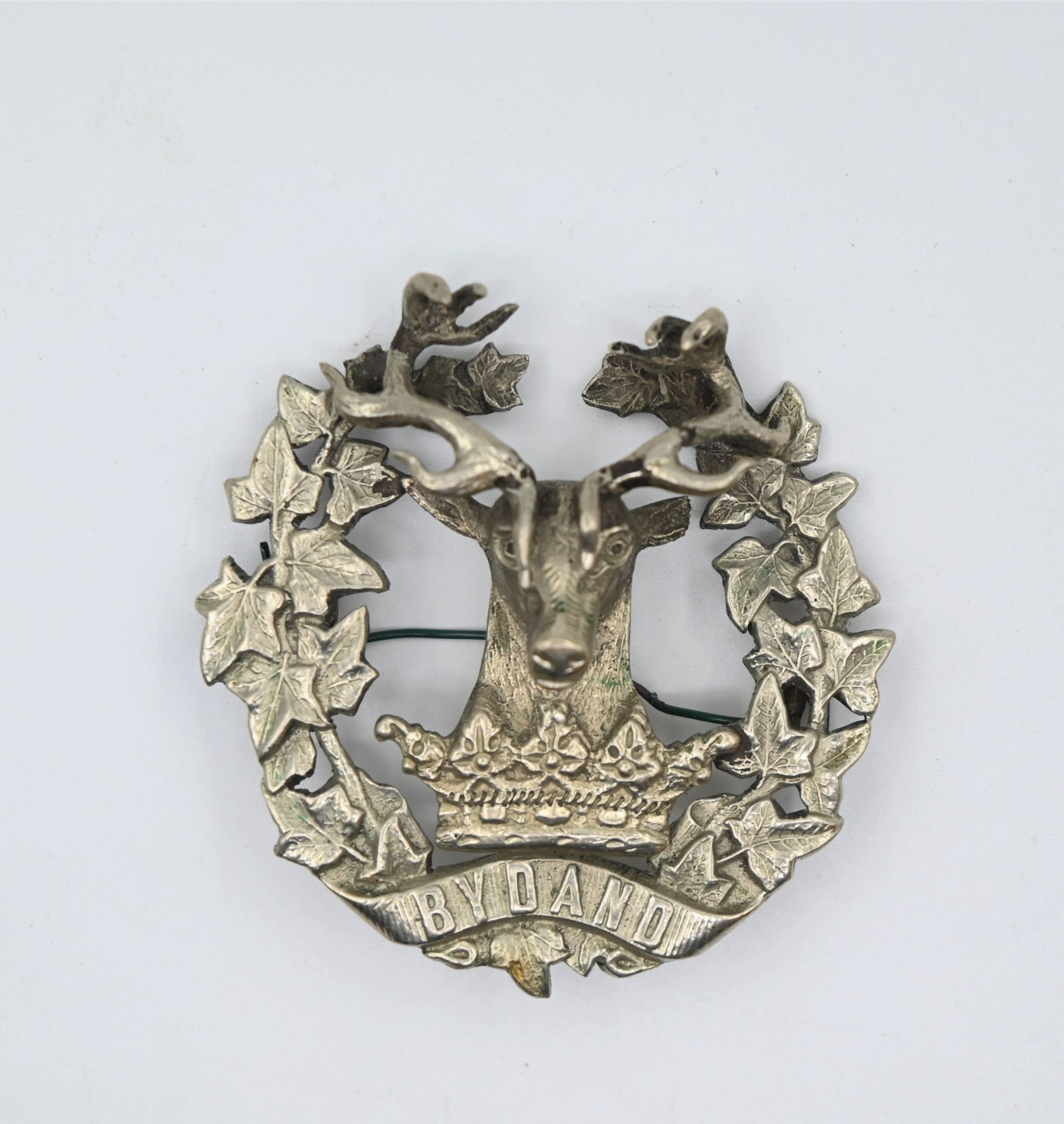 Null Broche de metal que representa una corona coronada por una cabeza de ciervo&hellip;
