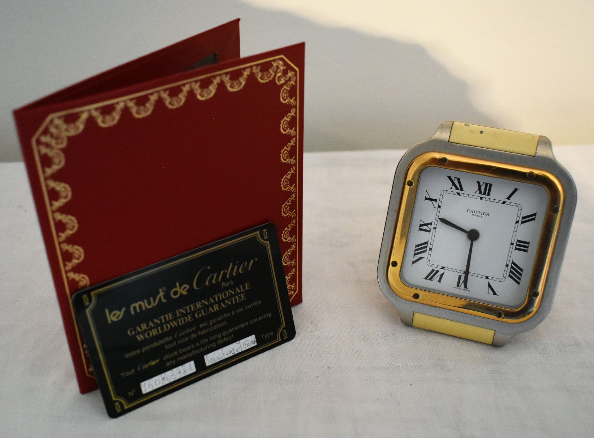 Null Must of CARTIER: table watch in steel and gilded metal. Height: 9 cm