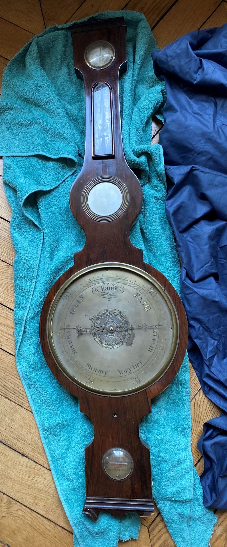 Null 木质气压计，刻有金属表盘。20世纪初。身高105厘米