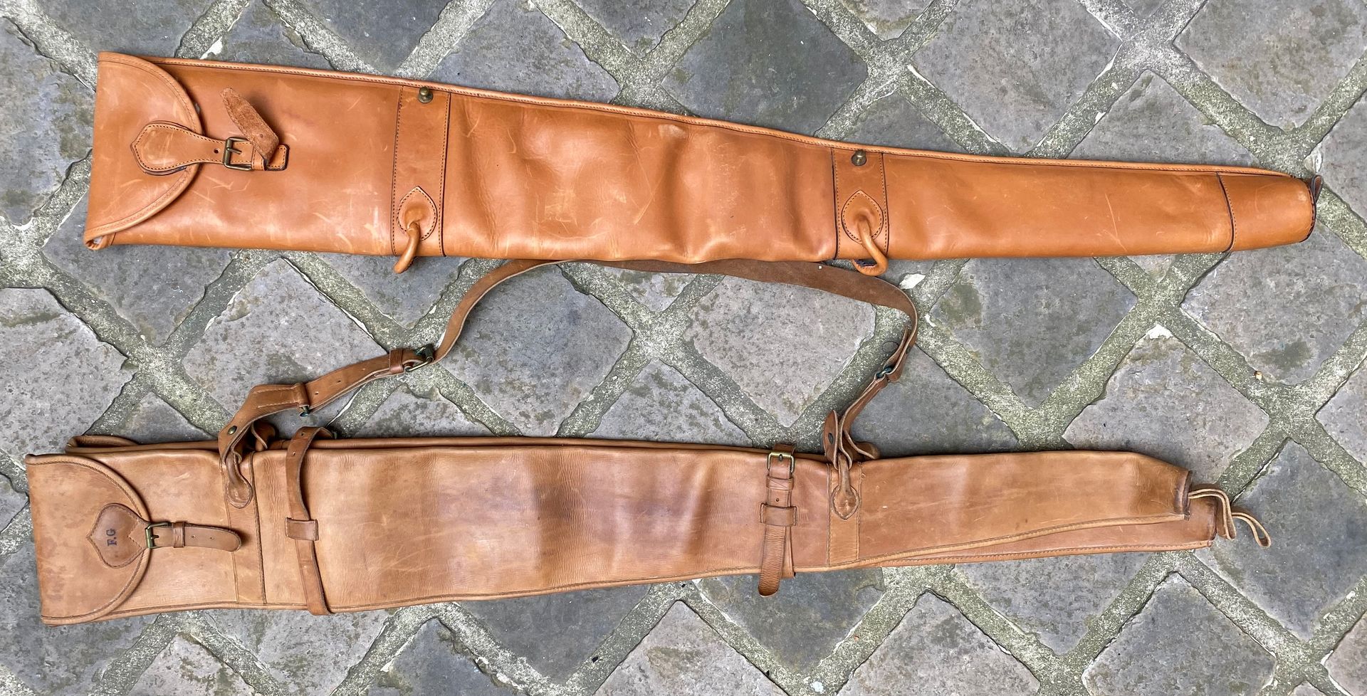 Null TWO FORMS, one double in camel leather for shotgun.