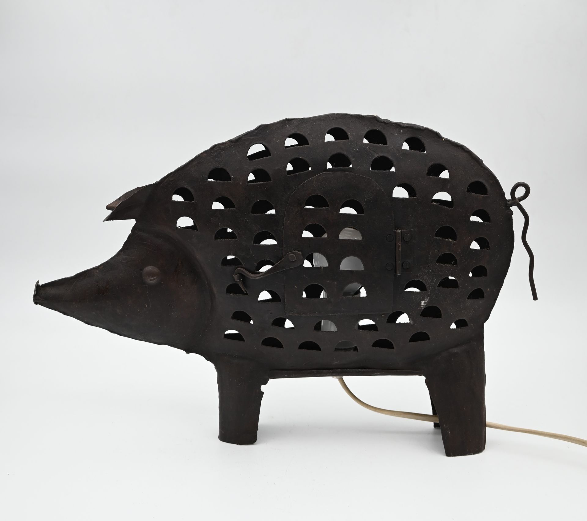 Null LOT: Vier dekorative Wildschweine aus Metall, von denen zwei zu Lampen umge&hellip;