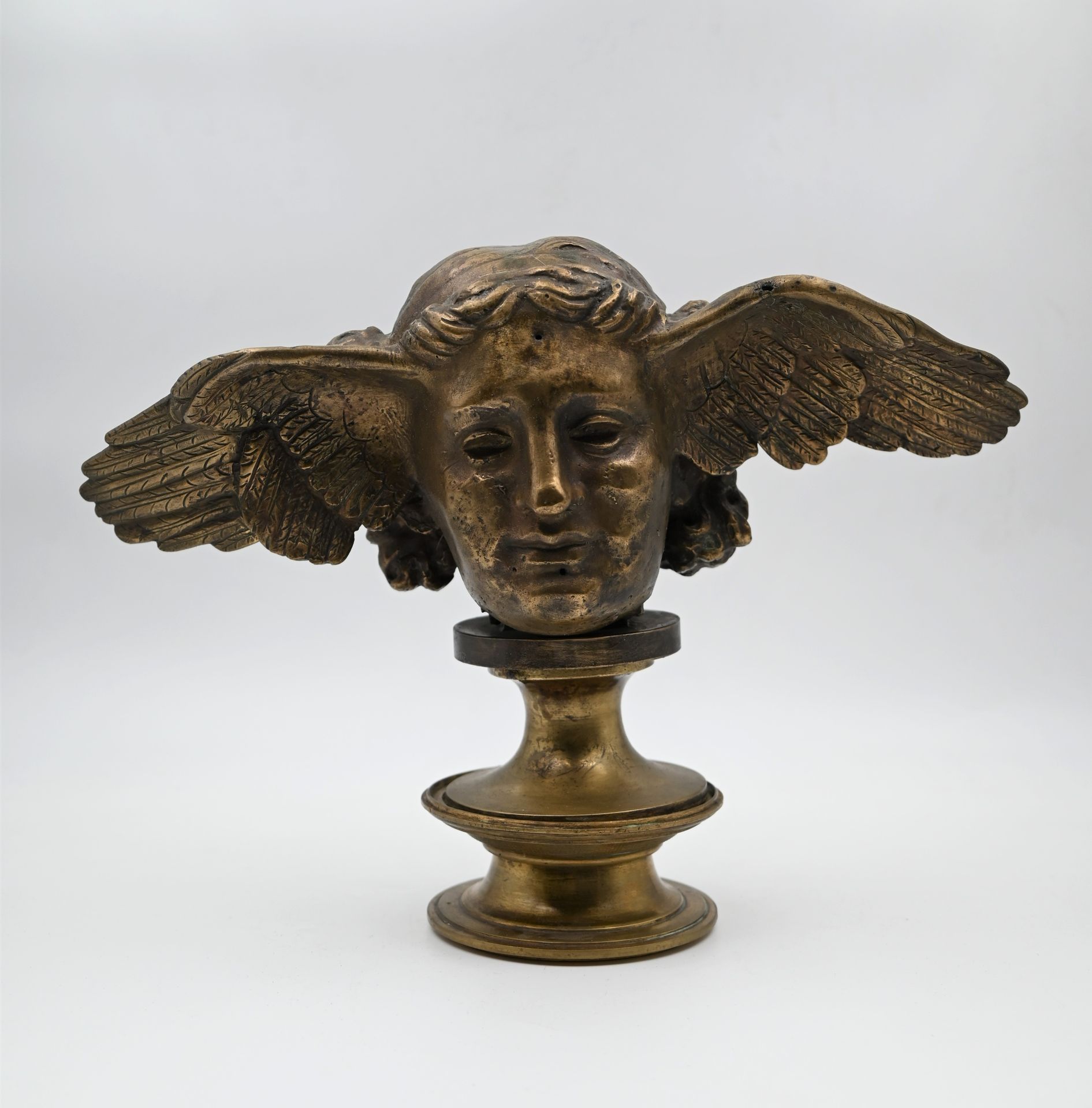 Null Hypnos-Kopf aus vergoldeter Bronze auf einem gedrehten Sockel mit doppelter&hellip;